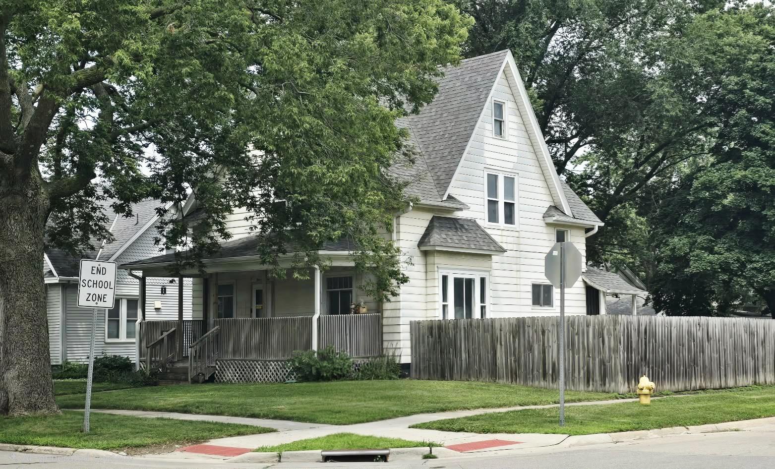 Photo 1 of 26 — 411 4th Avenue, Charles City, IA 50616