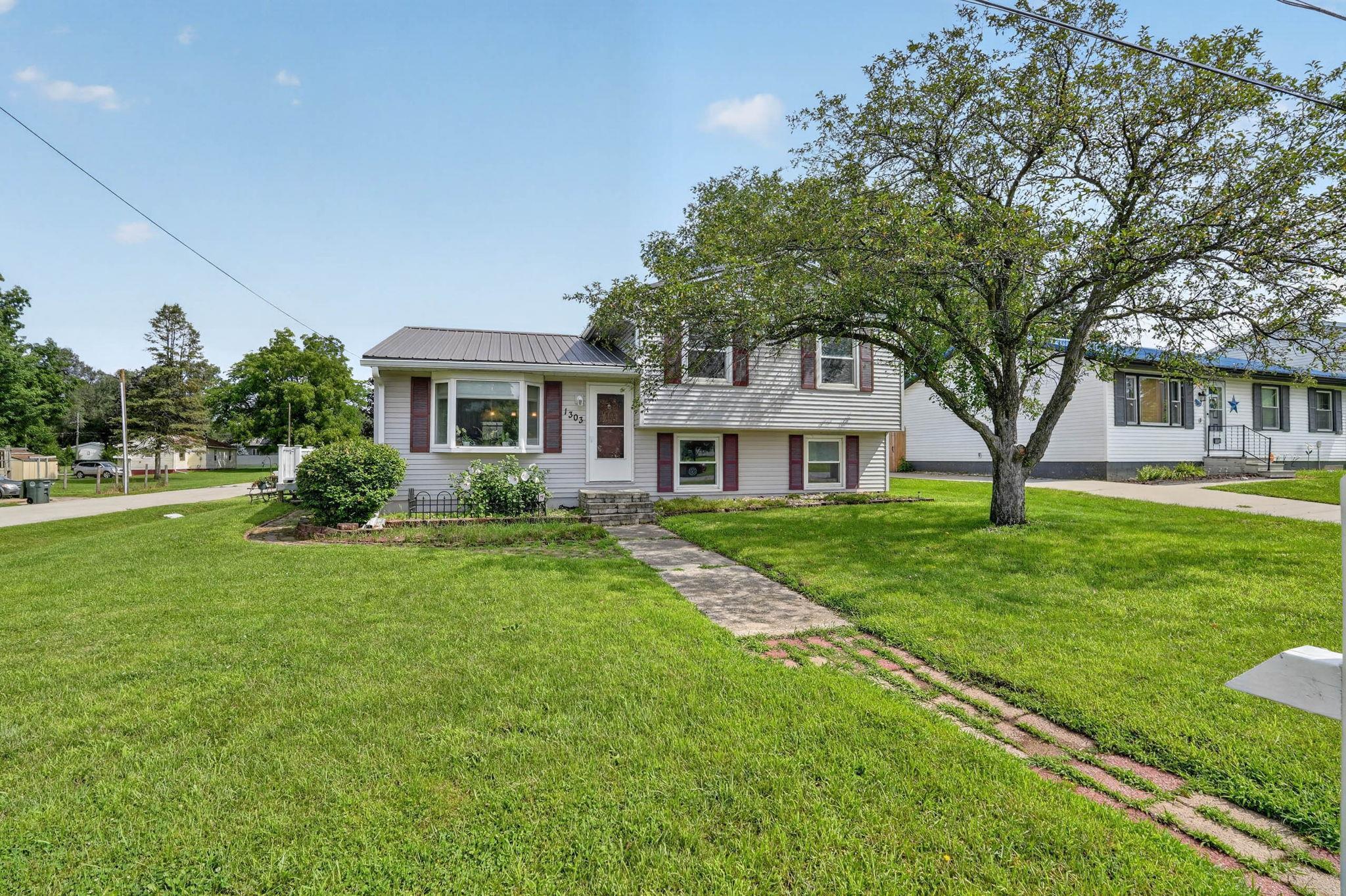 Photo 1 of 26 — 1303 Shultz Street, Waterloo, IA 50707