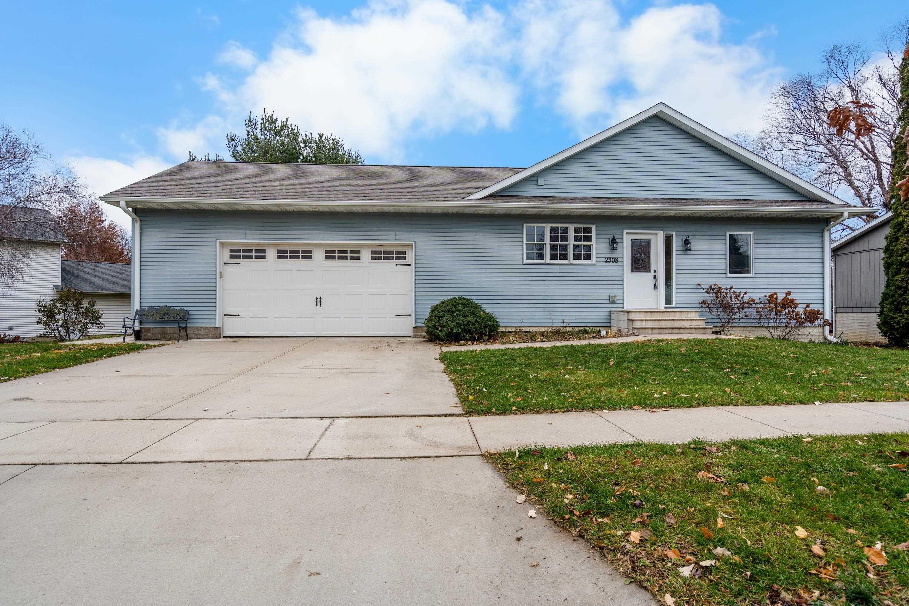 Waverly, Iowa 50677, United States, 5 Bedrooms Bedrooms, ,3 BathroomsBathrooms,Residential,Pending,247100