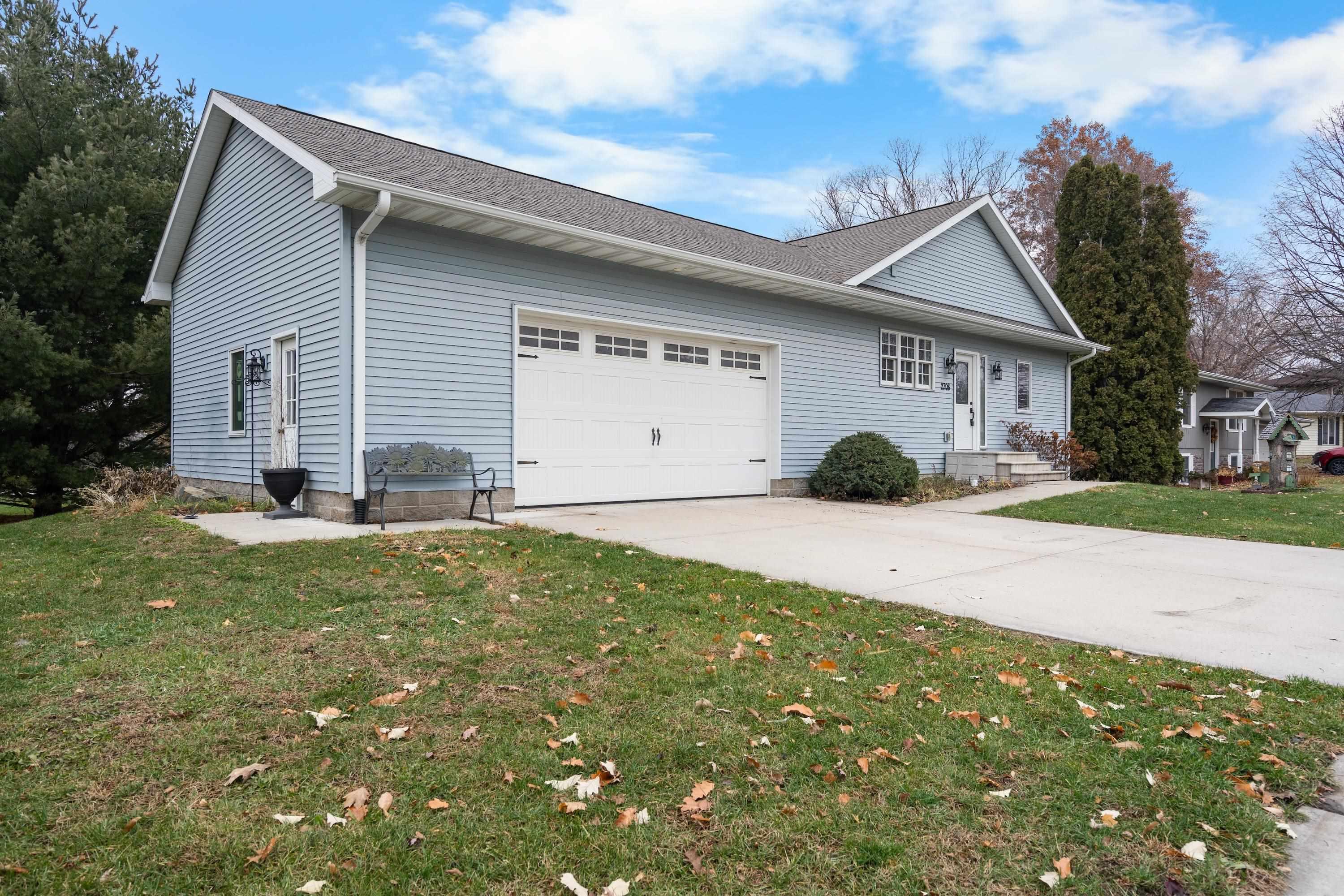 Waverly, Iowa 50677, United States, 5 Bedrooms Bedrooms, ,3 BathroomsBathrooms,Residential,Pending,247100