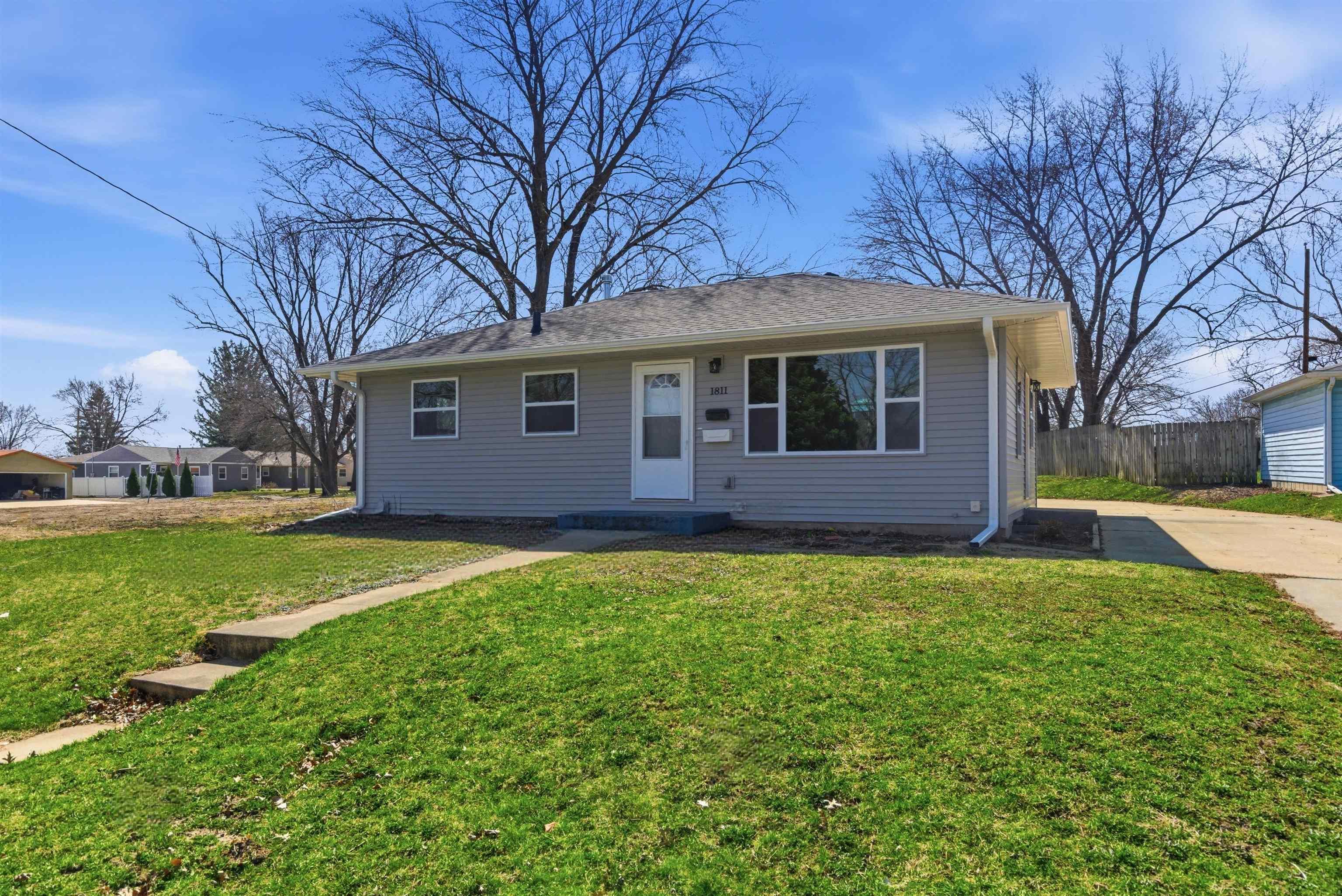 Photo 1 of 30 — 1811 Sager Avenue, Waterloo, IA 50701