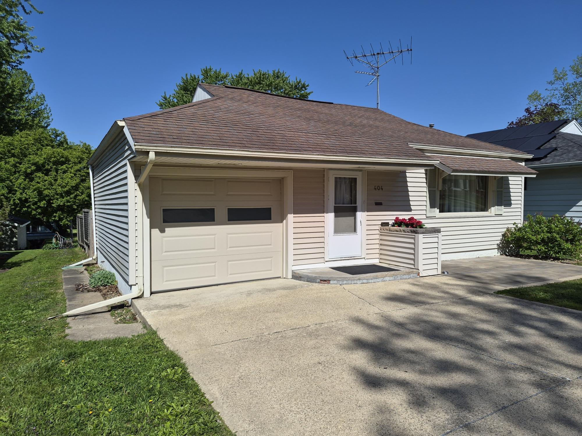 Photo 1 of 23 — 404 7th Ave SE, Oelwein, IA 50662