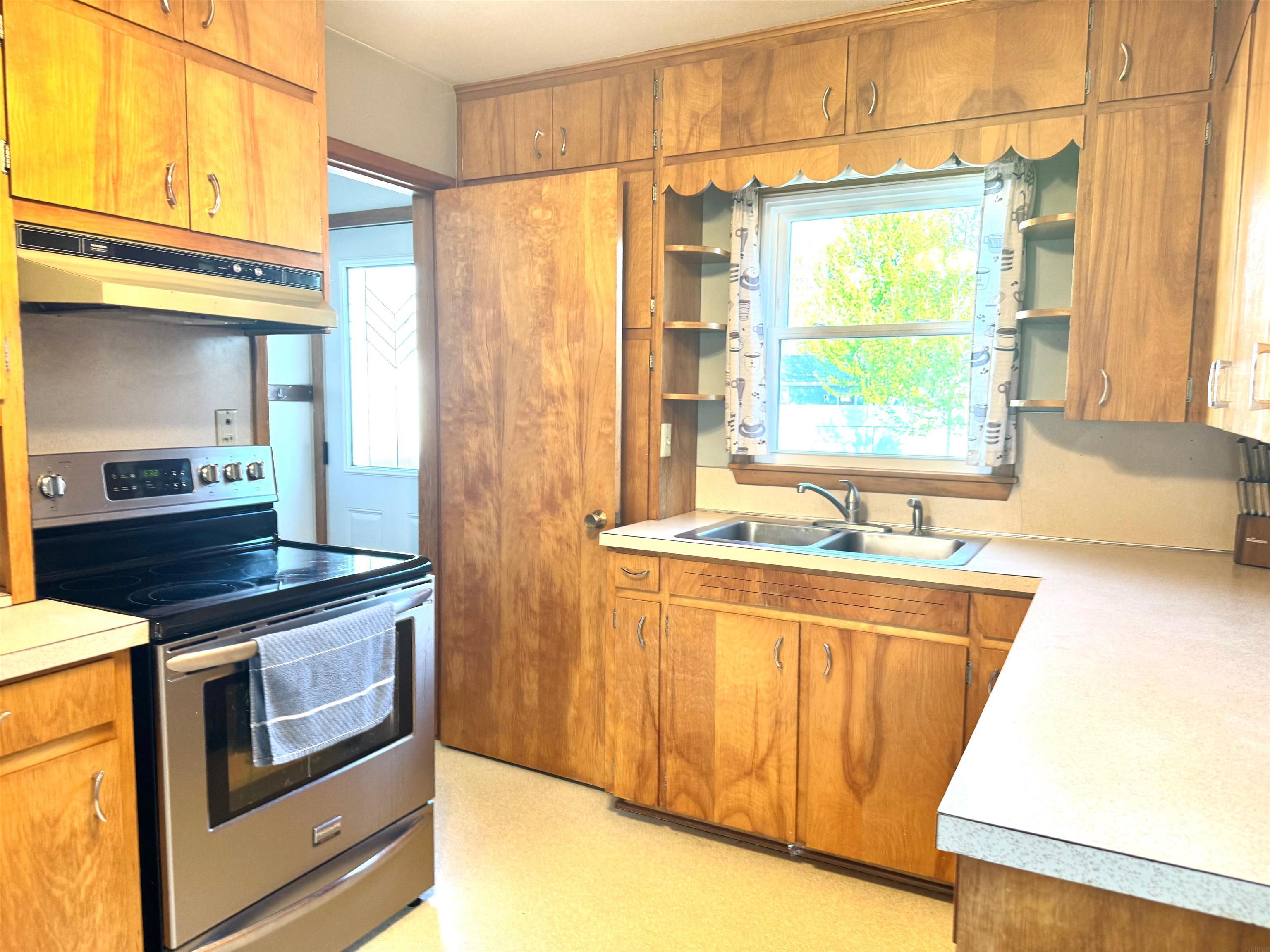 Laporte City, Iowa 50651, United States, 3 Bedrooms Bedrooms, ,2 BathroomsBathrooms,Residential,Pending,127801