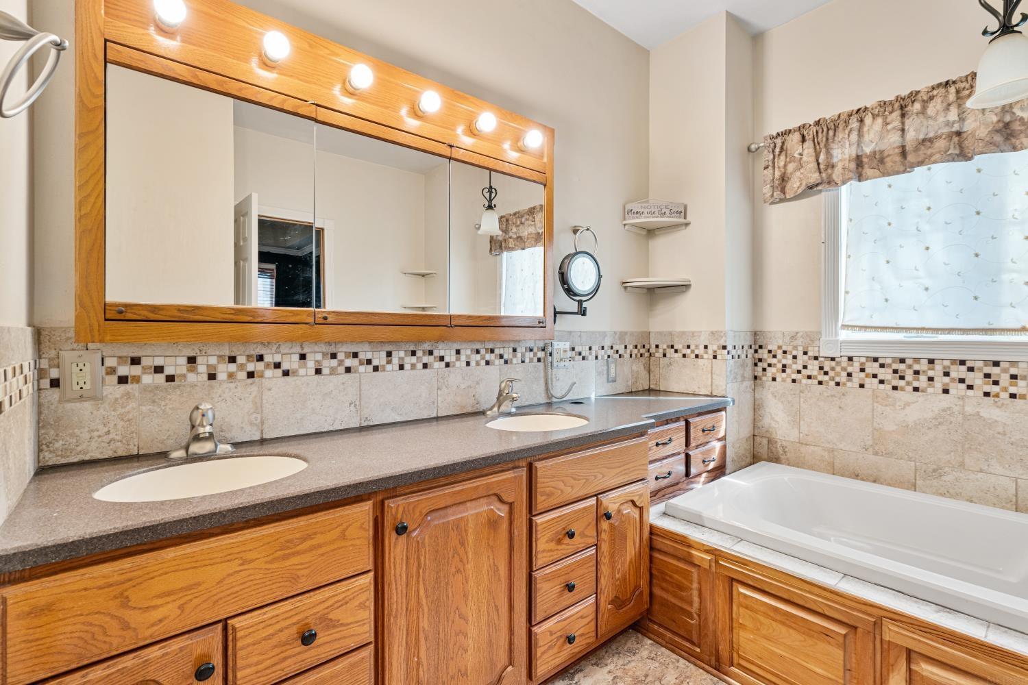 Readlyn, Iowa 50668, United States, 4 Bedrooms Bedrooms, ,4 BathroomsBathrooms,Residential,Active,95620