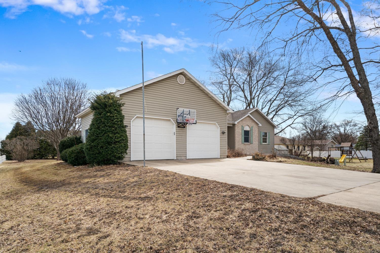 Readlyn, Iowa 50668, United States, 4 Bedrooms Bedrooms, ,4 BathroomsBathrooms,Residential,Active,95620