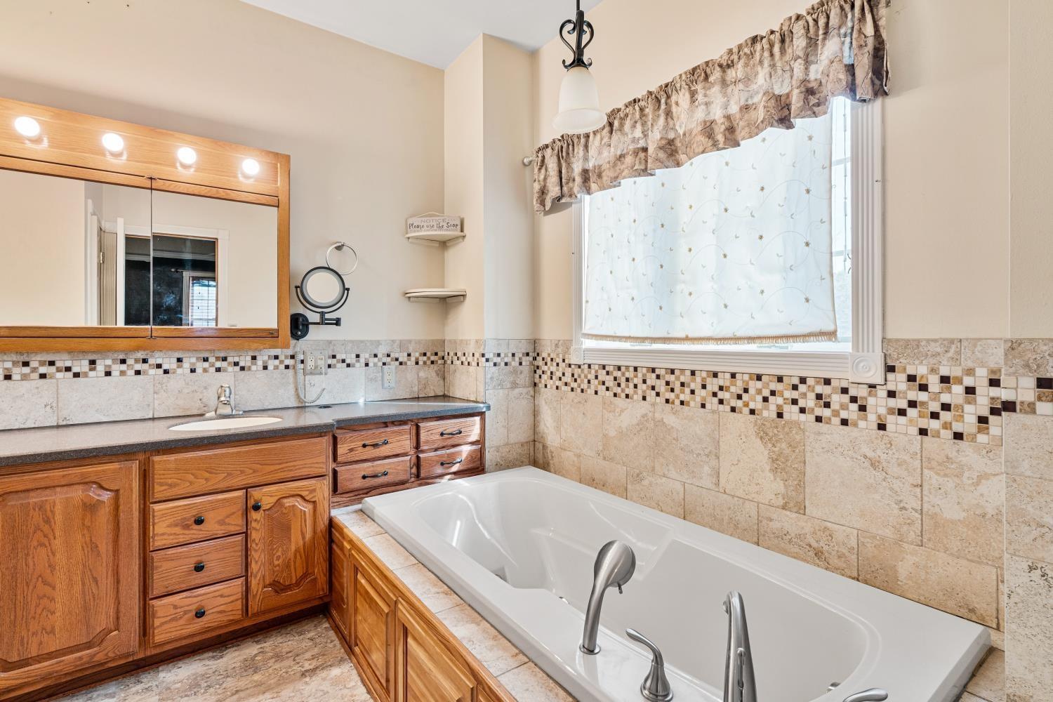 Readlyn, Iowa 50668, United States, 4 Bedrooms Bedrooms, ,4 BathroomsBathrooms,Residential,Active,95620