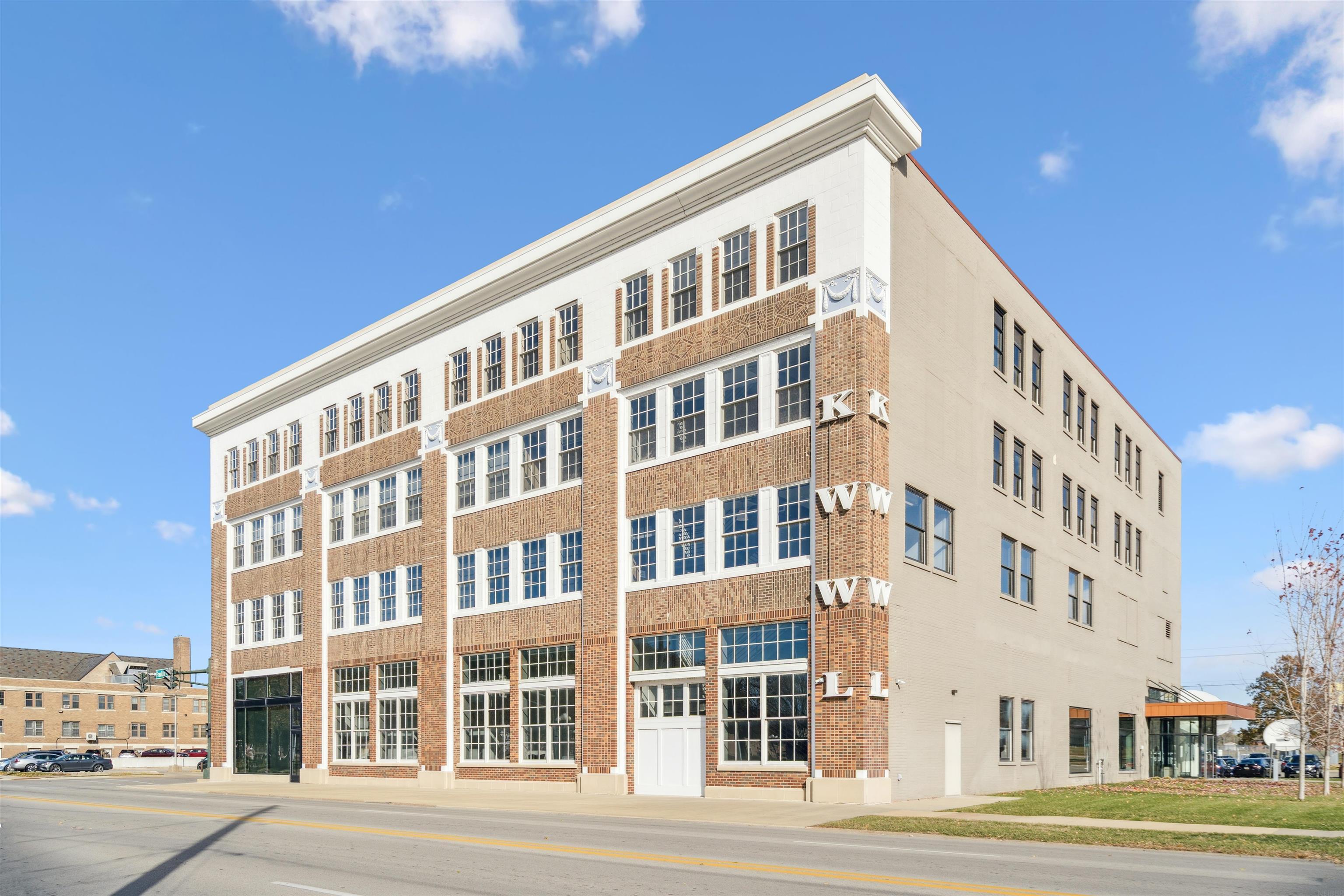 Photo 1 of 13 — 511 E 5th Street 300, Waterloo, IA 50703