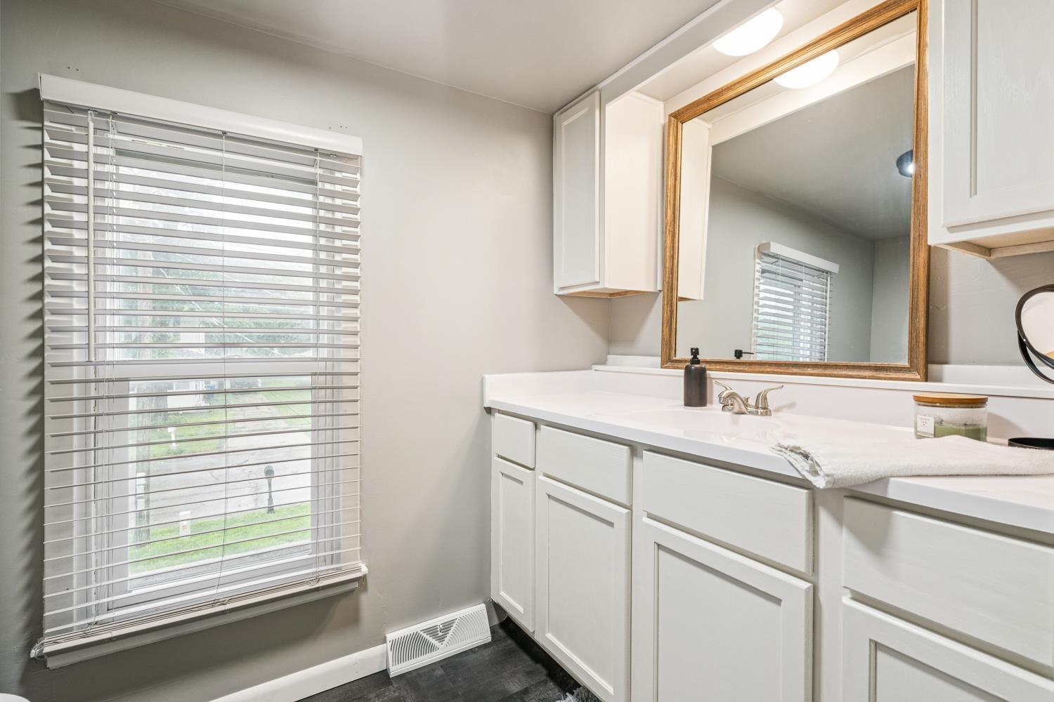 Independence, Iowa 50644, United States, 4 Bedrooms Bedrooms, ,2 BathroomsBathrooms,Residential,Active,183078