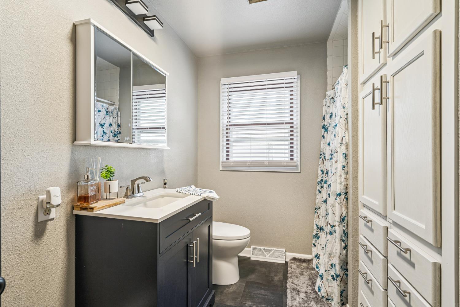 Independence, Iowa 50644, United States, 4 Bedrooms Bedrooms, ,2 BathroomsBathrooms,Residential,Active,183078