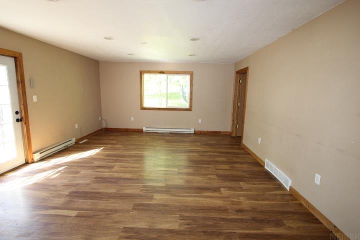 New Hartford, Iowa 50660, United States, 4 Bedrooms Bedrooms, ,2 BathroomsBathrooms,Residential,Active,130174