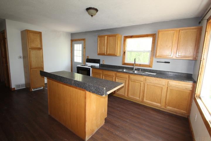 New Hartford, Iowa 50660, United States, 4 Bedrooms Bedrooms, ,2 BathroomsBathrooms,Residential,Active,130174