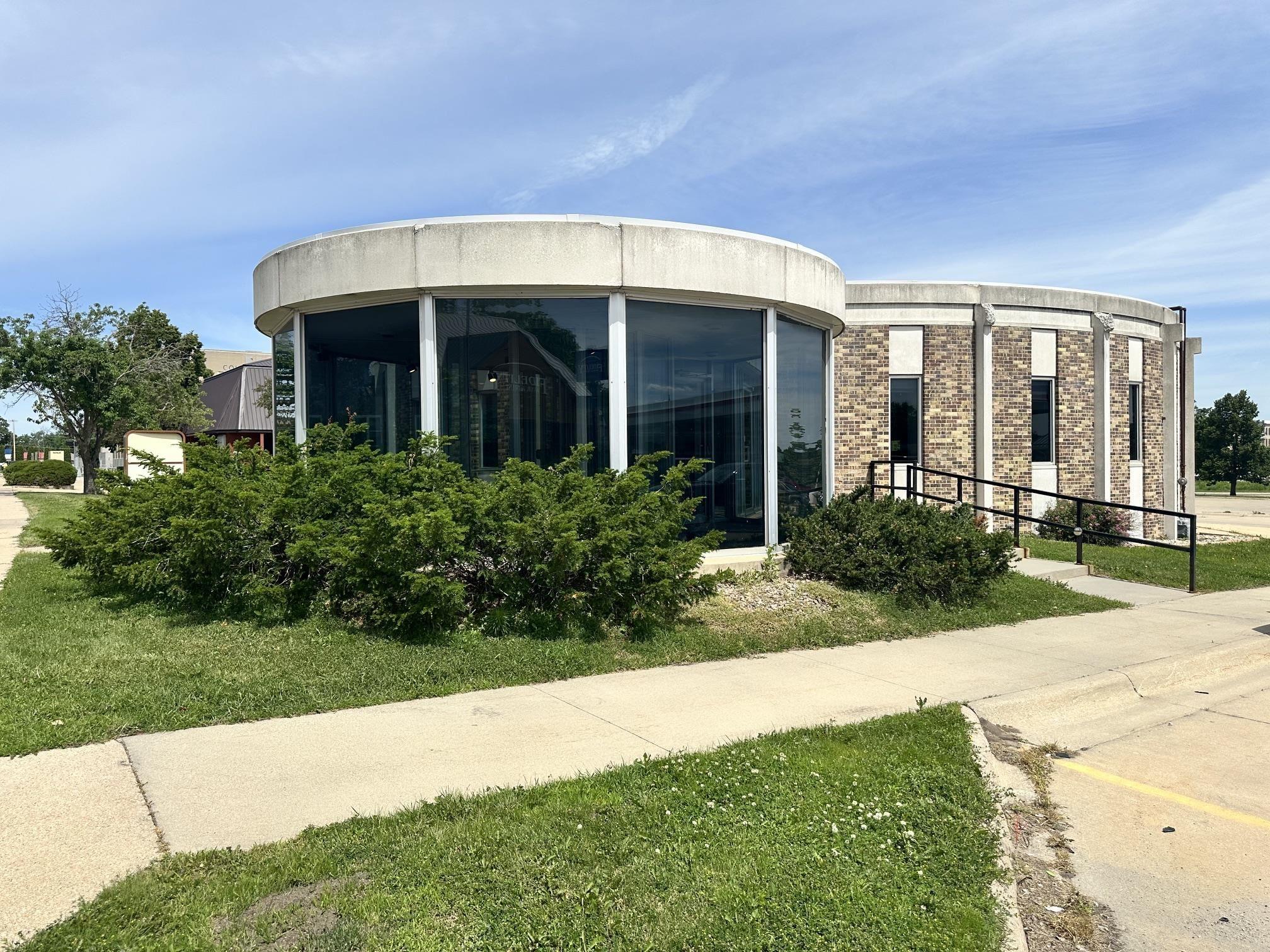 Photo 1 of 32 — 707 Gilbert Street, Charles City, IA 50616