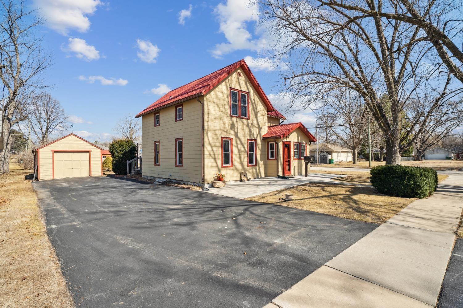 Independence, Iowa 50644, United States, 3 Bedrooms Bedrooms, ,2 BathroomsBathrooms,Residential,Pending,88540