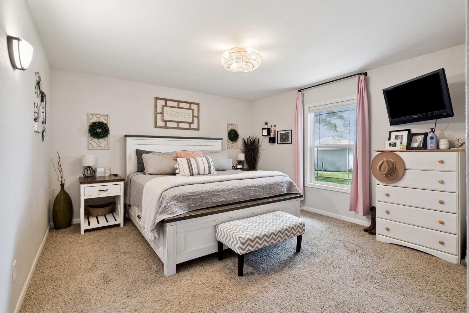 Independence, Iowa 50644, United States, 3 Bedrooms Bedrooms, ,2 BathroomsBathrooms,Residential,Pending,168004