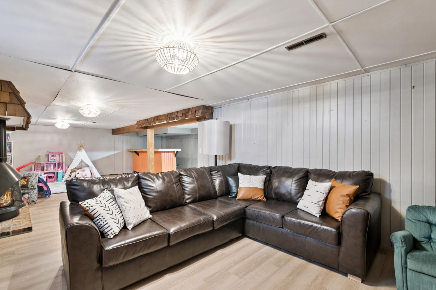 Independence, Iowa 50644, United States, 3 Bedrooms Bedrooms, ,2 BathroomsBathrooms,Residential,Pending,168004