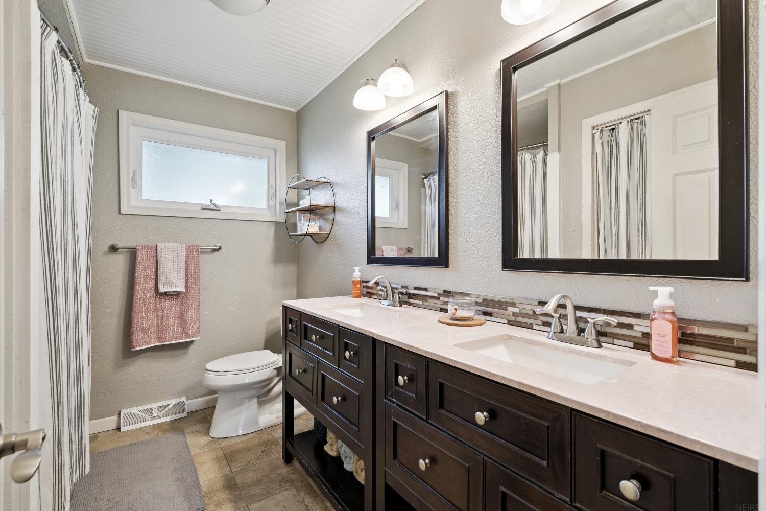 Independence, Iowa 50644, United States, 3 Bedrooms Bedrooms, ,2 BathroomsBathrooms,Residential,Pending,168004