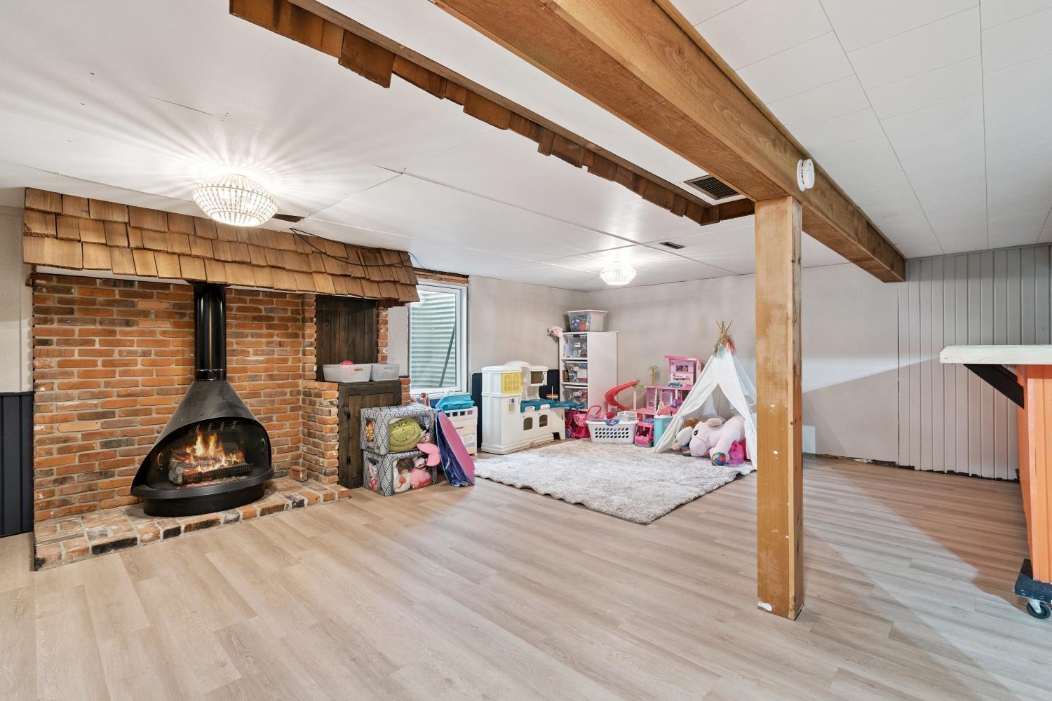 Independence, Iowa 50644, United States, 3 Bedrooms Bedrooms, ,2 BathroomsBathrooms,Residential,Pending,168004