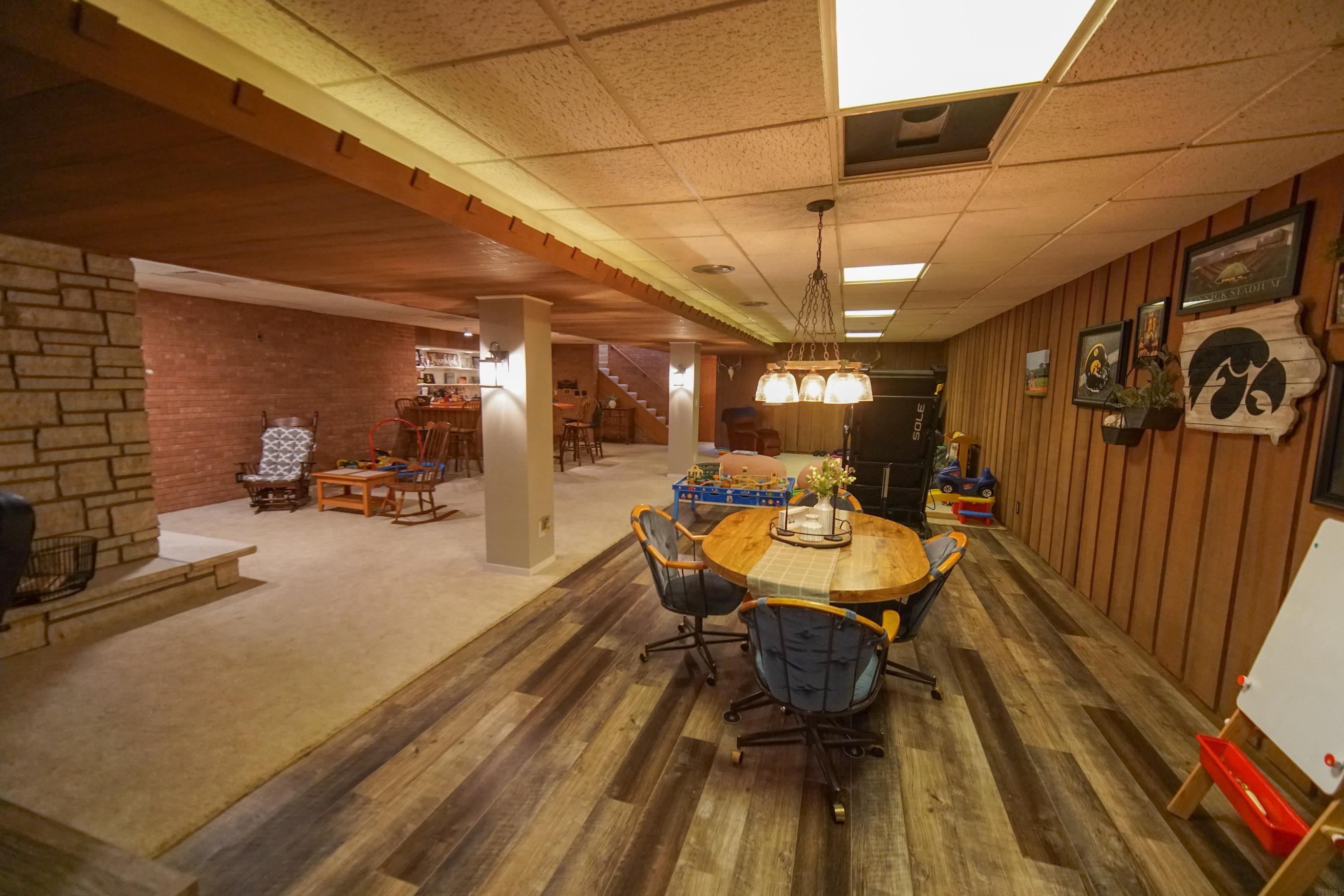 Strawberry Point, Iowa 52076, United States, 4 Bedrooms Bedrooms, ,4 BathroomsBathrooms,Residential,Pending,86019