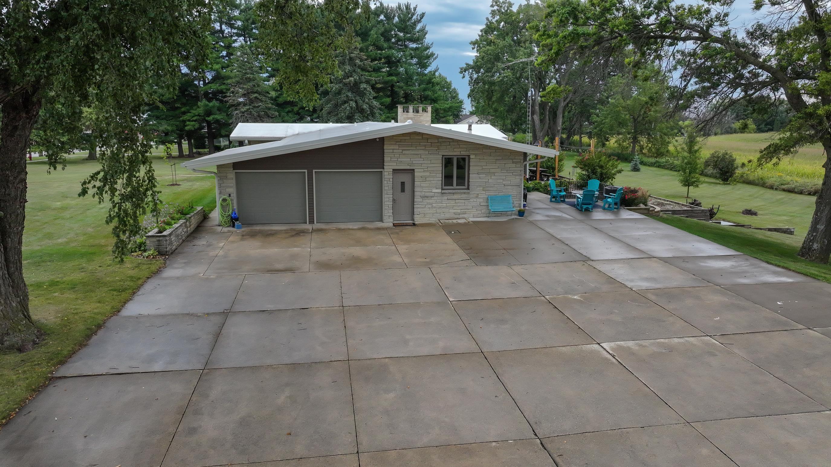 Strawberry Point, Iowa 52076, United States, 4 Bedrooms Bedrooms, ,4 BathroomsBathrooms,Residential,Pending,86019