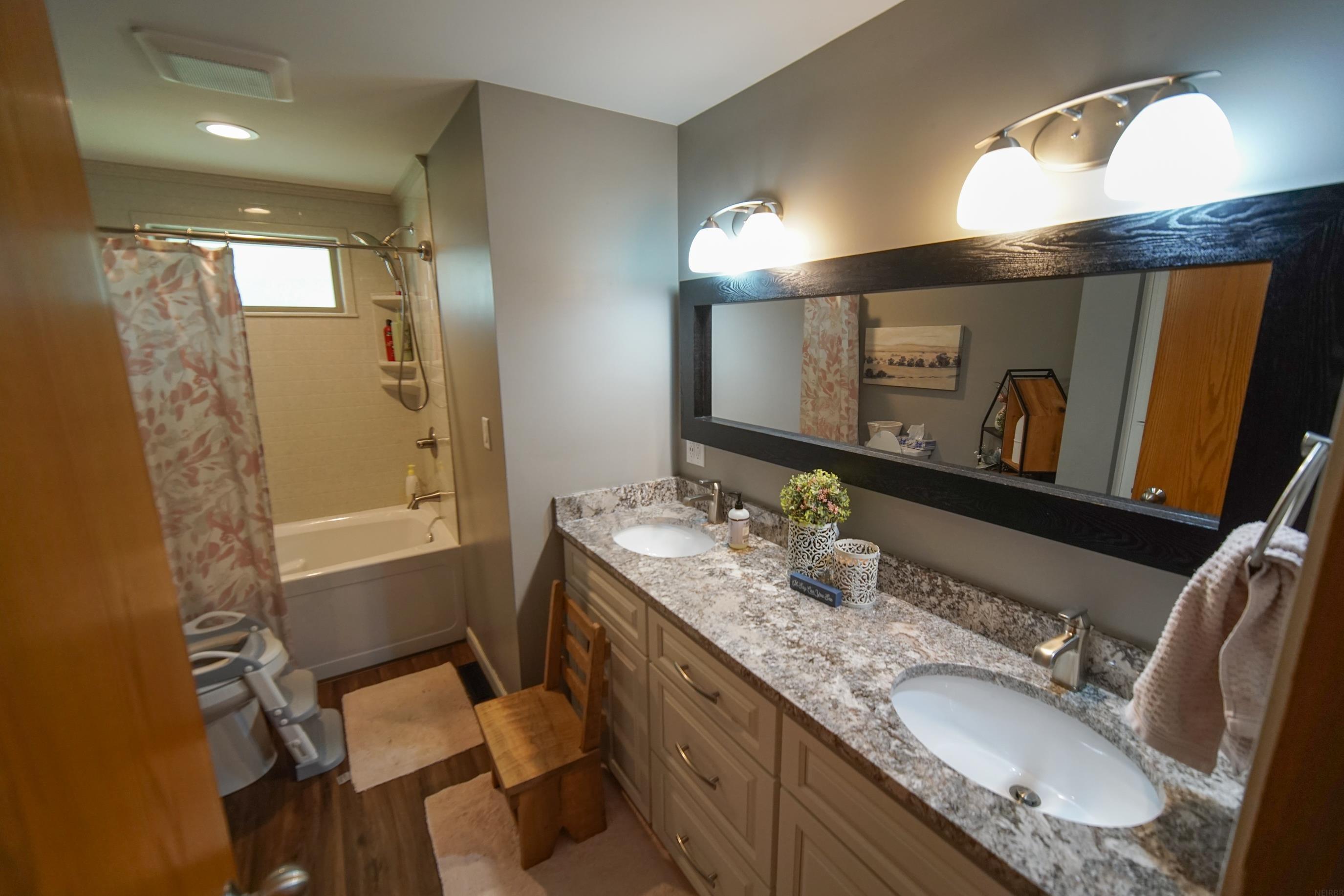 Strawberry Point, Iowa 52076, United States, 4 Bedrooms Bedrooms, ,4 BathroomsBathrooms,Residential,Pending,86019