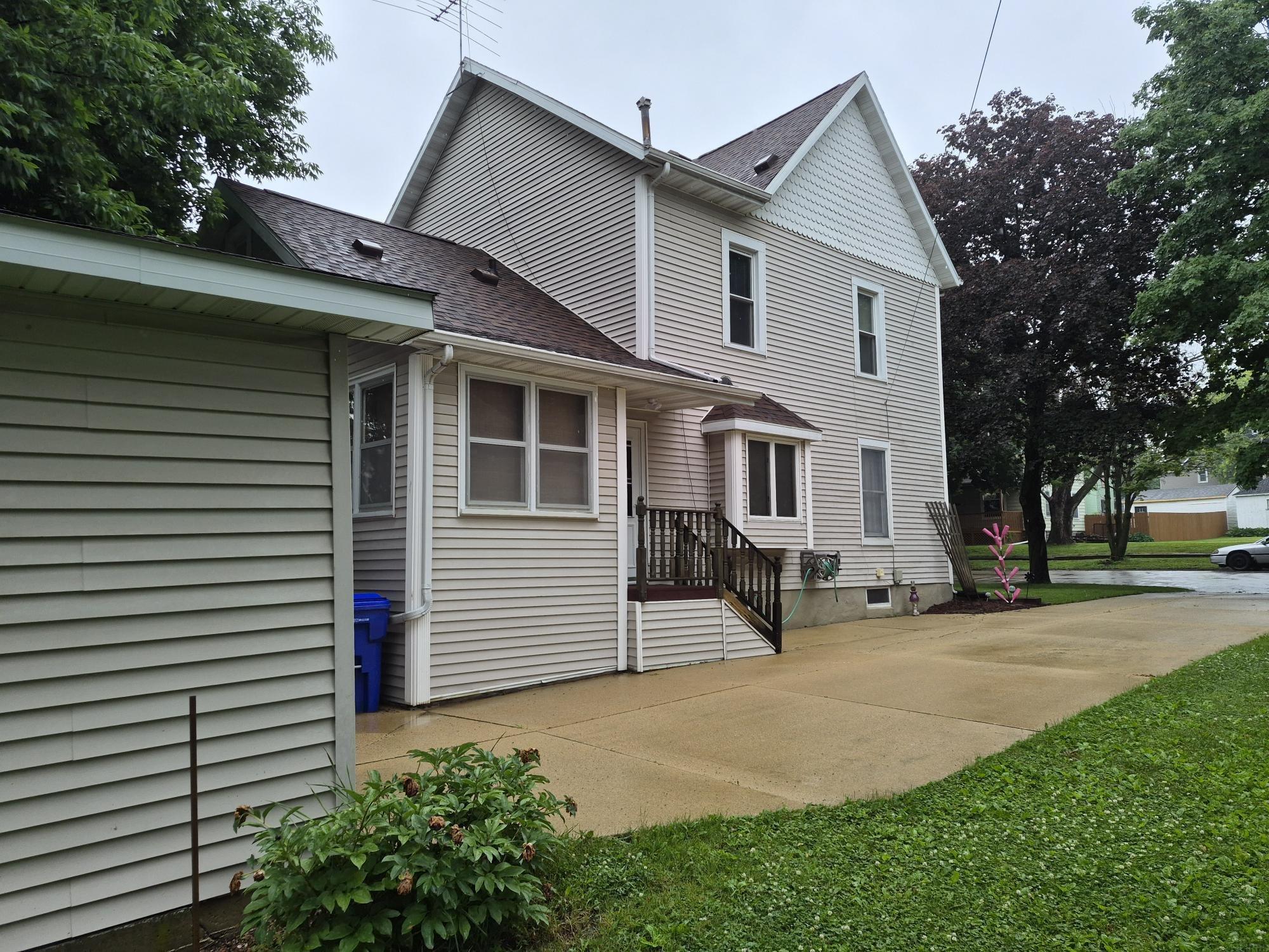 218 3rd Ave SE - Photo 4