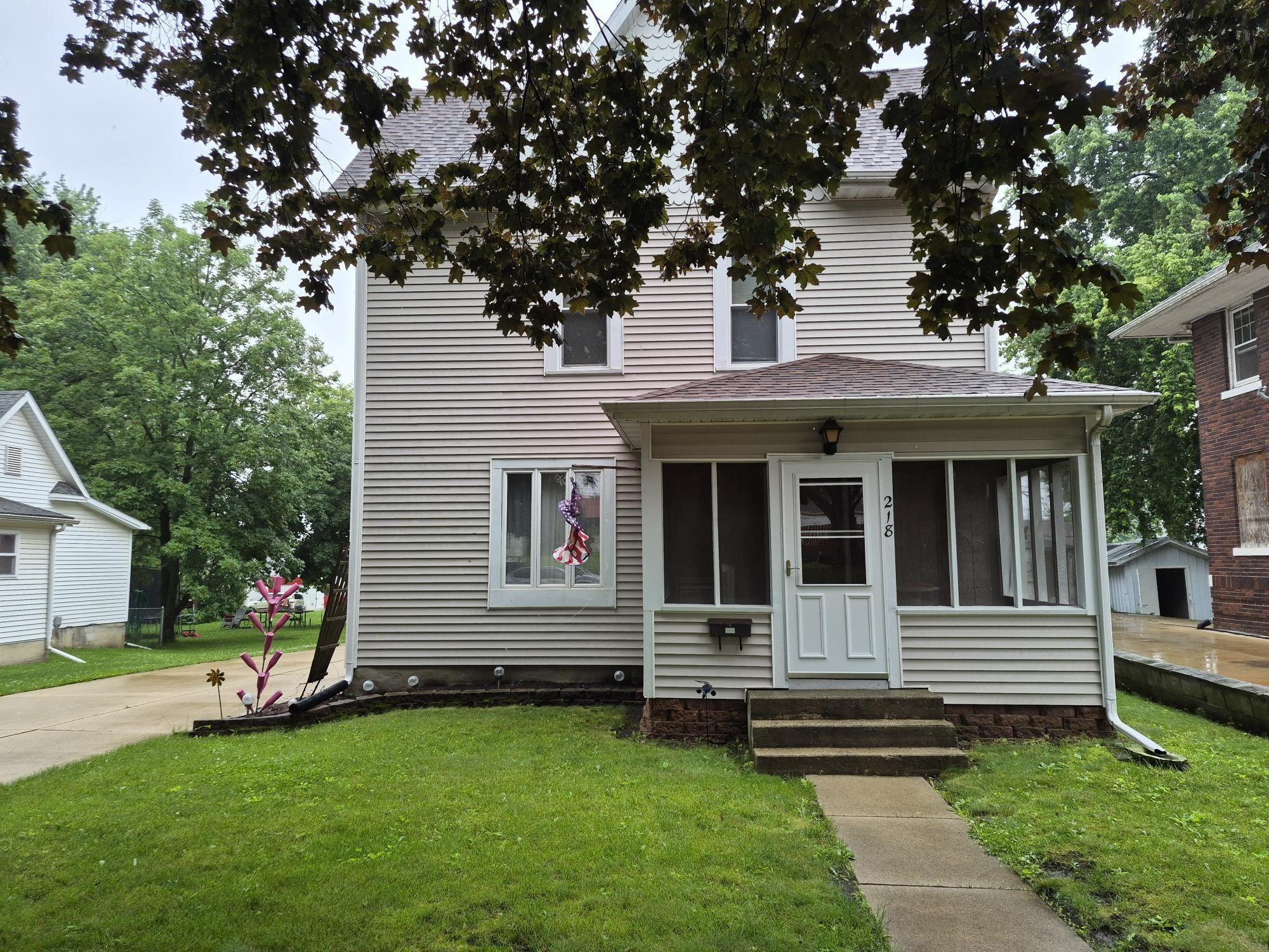 218 3rd Ave SE - Photo 3