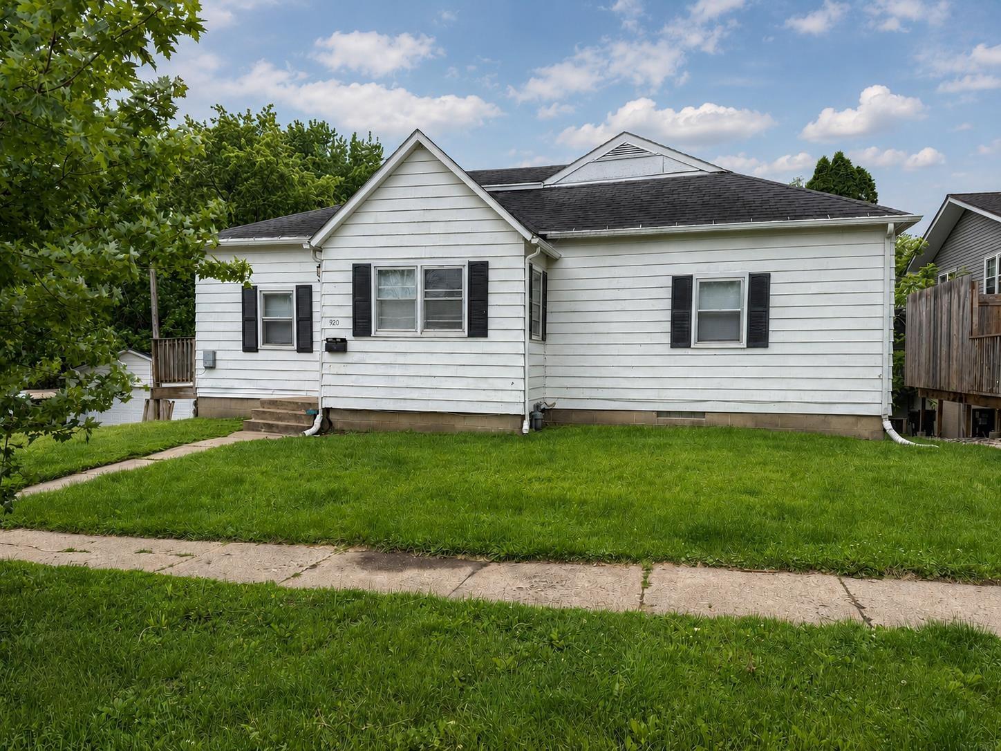 Photo 1 of 21 — 920 W 2nd Street, Cedar Falls, IA 50613