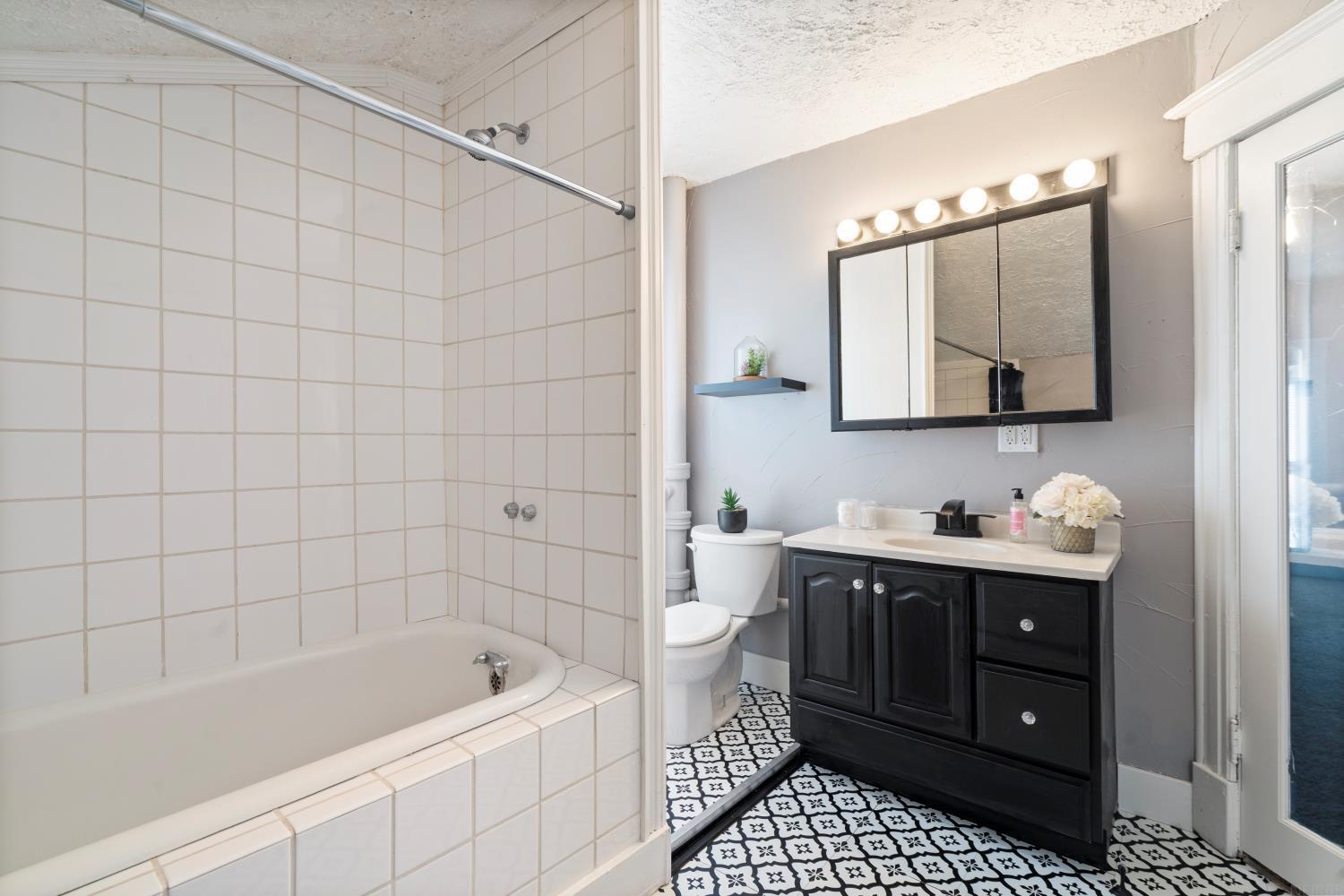 Waterloo, Iowa 50703, United States, 2 Bedrooms Bedrooms, ,1 BathroomBathrooms,Residential,Pending,89571