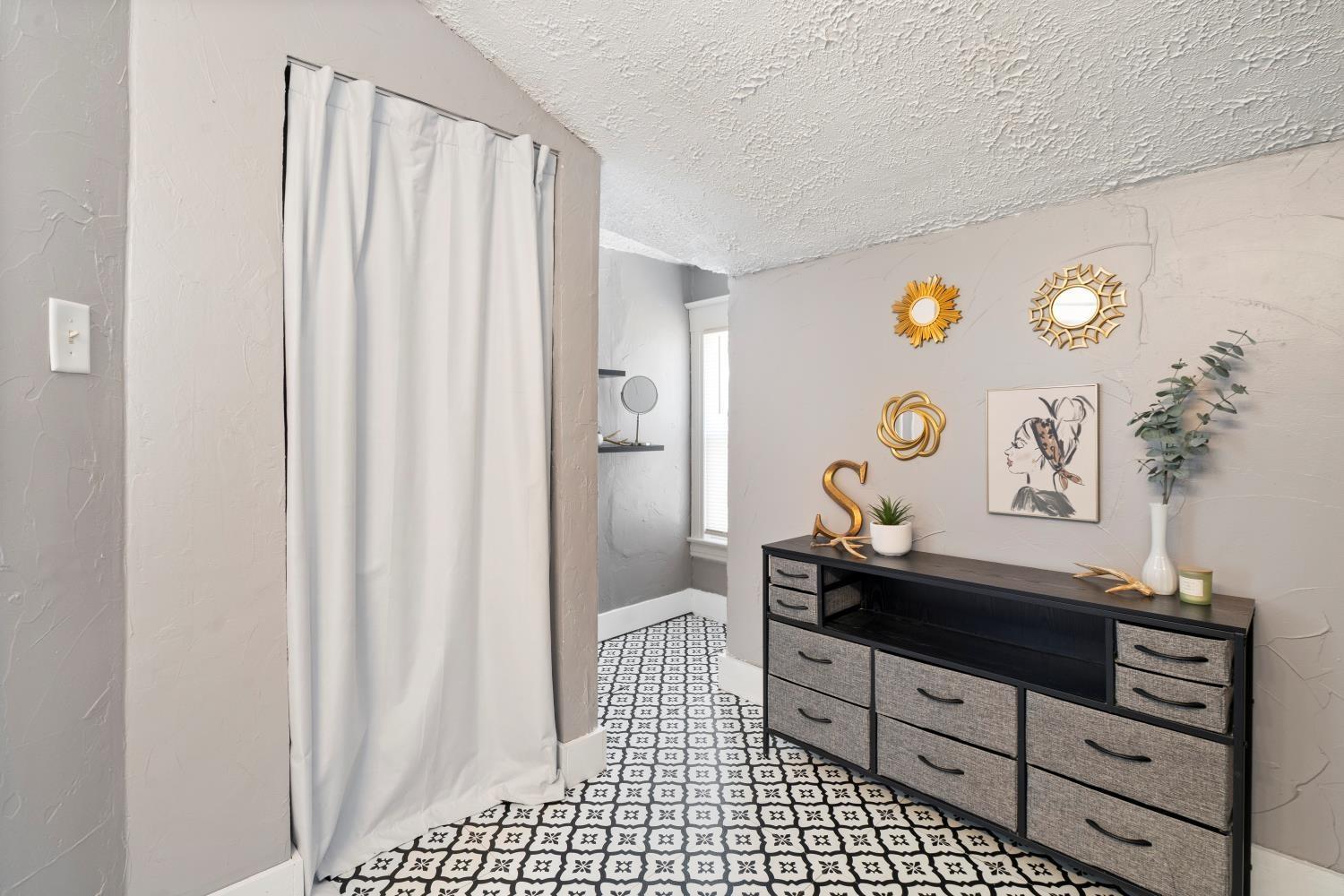 Waterloo, Iowa 50703, United States, 2 Bedrooms Bedrooms, ,1 BathroomBathrooms,Residential,Pending,89571