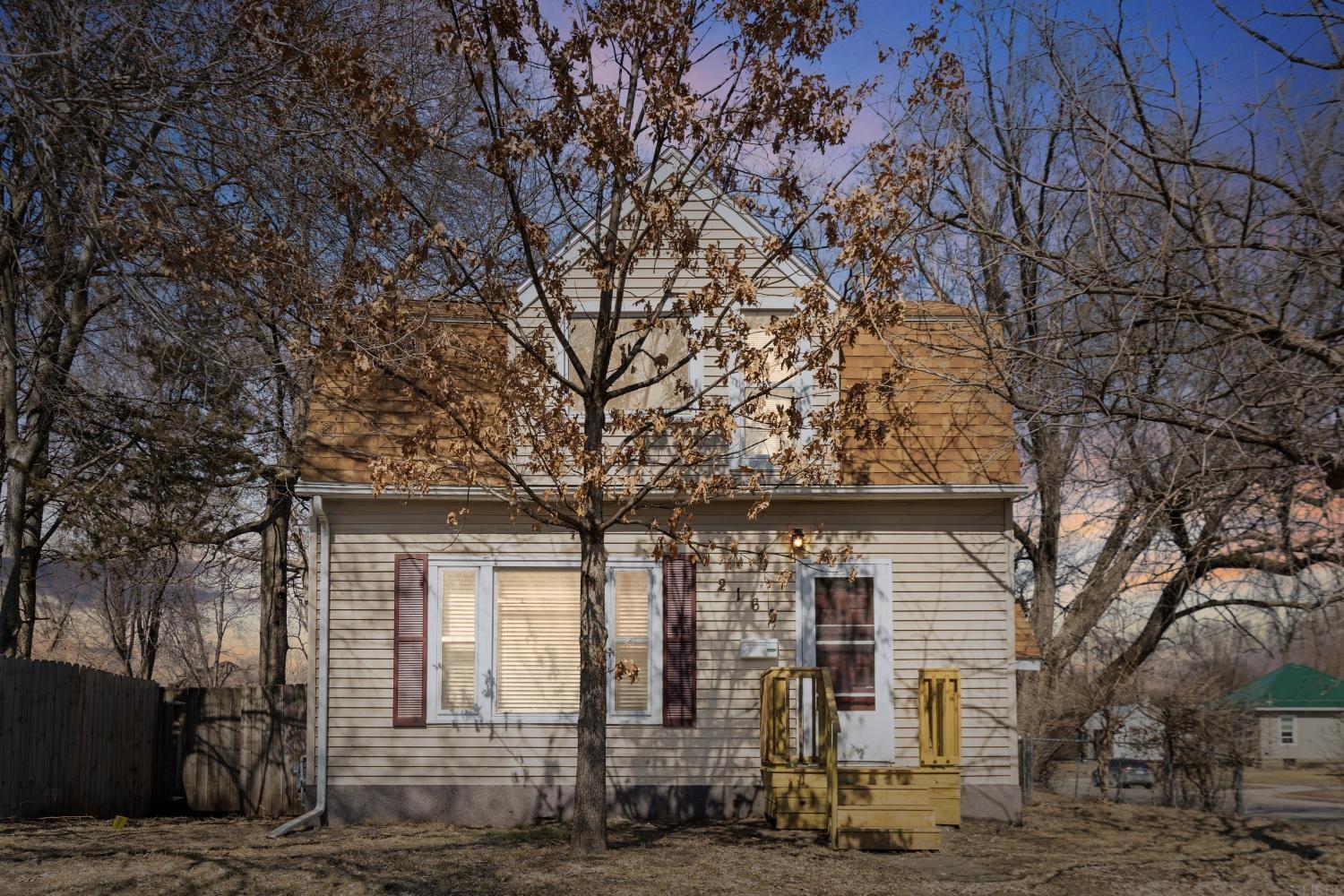 Waterloo, Iowa 50703, United States, 2 Bedrooms Bedrooms, ,1 BathroomBathrooms,Residential,Pending,89571