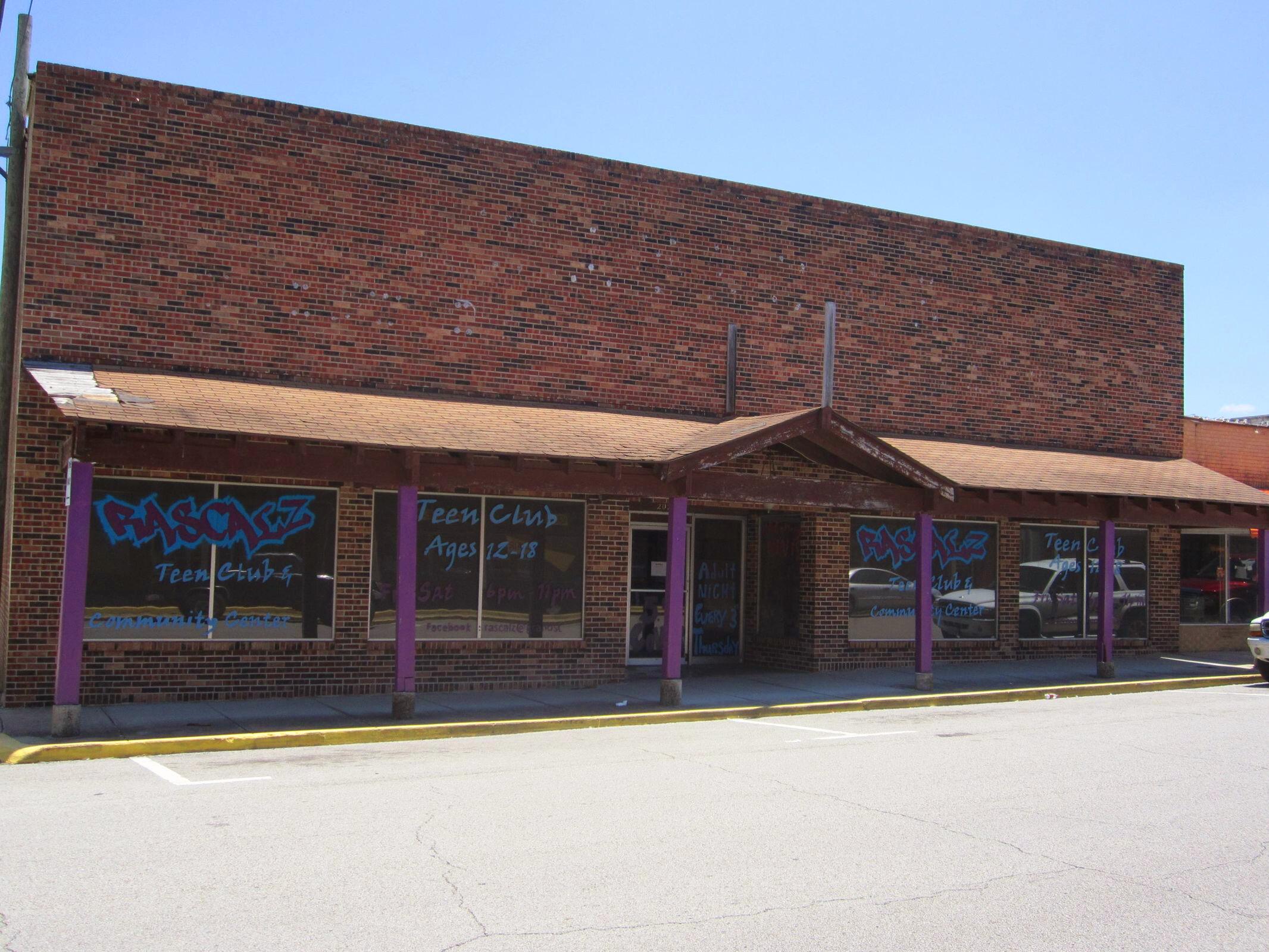 6000 square foot brick building located in Historical District in the Heart of the Ozarks.New rubber roof in 2022. Major store front, features glass showcase windows, two stories, hardwood floors, forced air furnaces, a/c, small basement, parking on street and lot behind, loading dock. building could be home to antiques mall, boutiques, cafe, coffee house, sports bar, micro brewery, you name it. Owner Finance to qualified buyer.