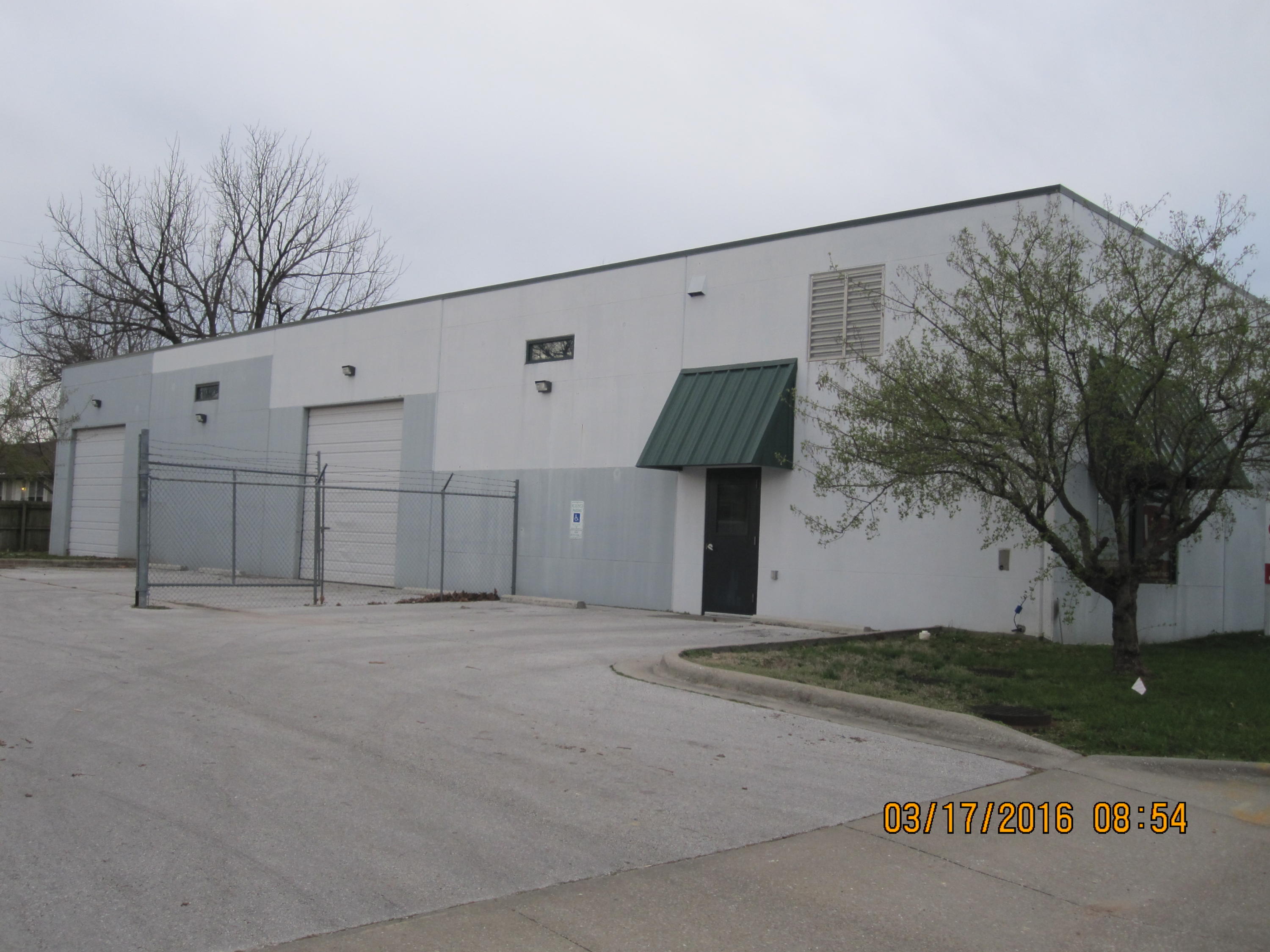ATTRACTIVE WHSE/MFG BLDG; DESIGNED FOR AUTO REPAIR BUSINESS, WITH FLOOR DRAINS AND 2 - 12' X 12' OHD'S; 3 PHASE ELECTRICAL; PAVED AND FENCED PARK LOT; RECEPTION, OFFICE AND MEETING ROOMS; MEZZINE STORAGE; 16' TO ROOF TRUSSES. VACANT LOT WEST OF BUILDING NOT INCL. IN BUILDING LEASE.