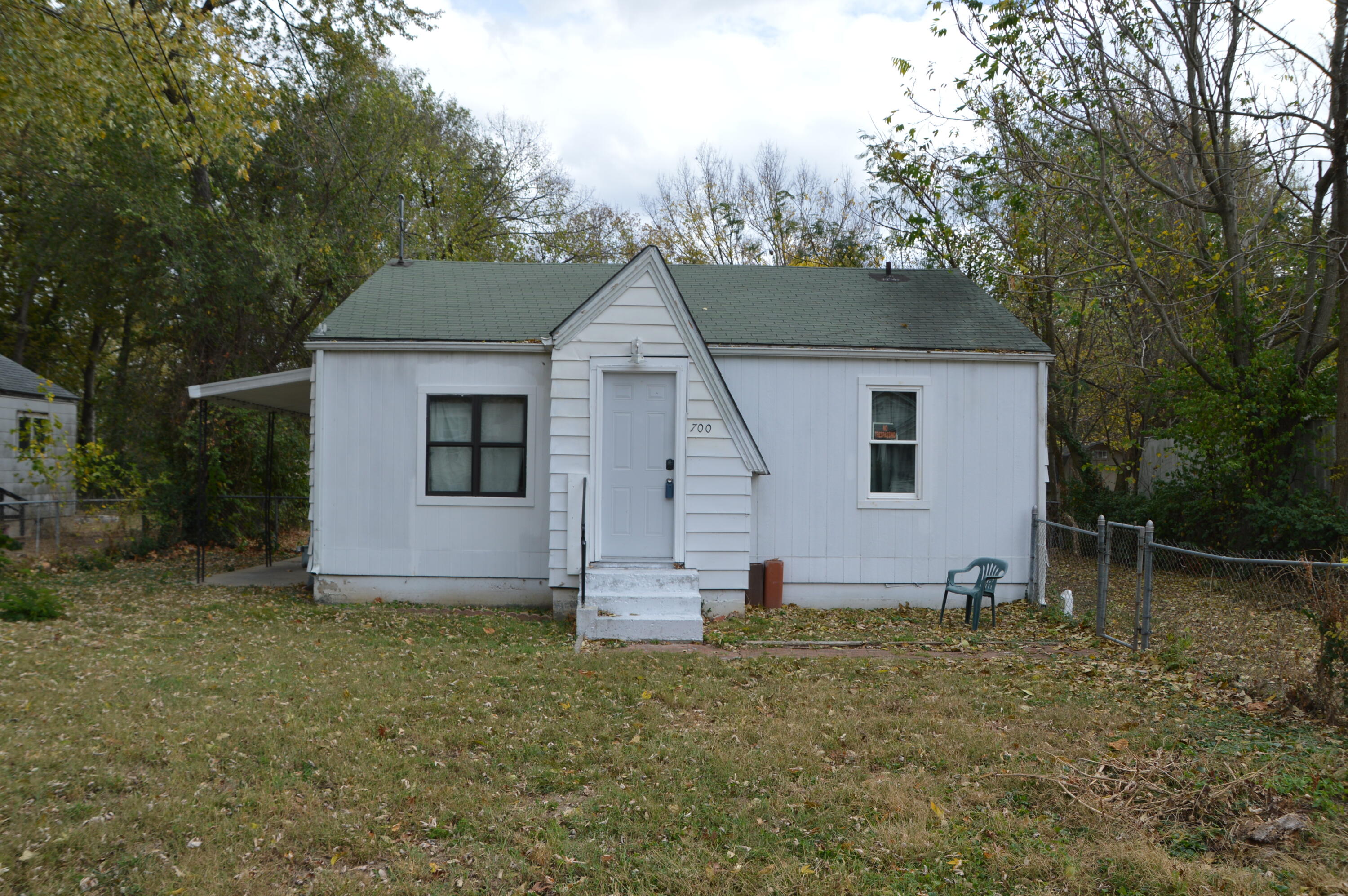 This 2-bedroom, 1-bathroom house features an updated kitchen with newer appliances. Enjoy the newly carpeted bedrooms for added comfort. The property includes a detached garage for storage or a workshop and a covered patio, perfect for outdoor relaxation. Conveniently located near local amenities, this home is a must-see! Don't miss out!