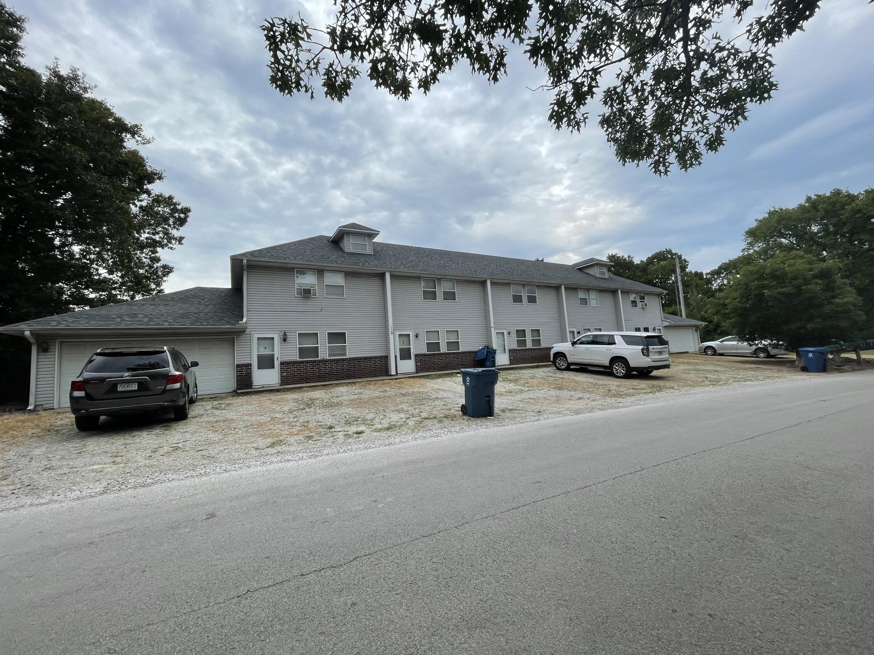 Welcome to 592 Knox in Hollister, MO! This charming property consists of 5 rented units, each equipped with all kitchen appliances for the resident's convenience. The townhouses offer each resident their own fenced-in backyard, perfect for enjoying the outdoors in privacy. Located close to downtown Branson and Hollister, this property presents a great income opportunity for long-term tenants. With no HOA or COA fees, 592 Knox provides a hassle-free living experience in a desirable location. Don't miss out on this fantastic opportunity to purchase this investment property!