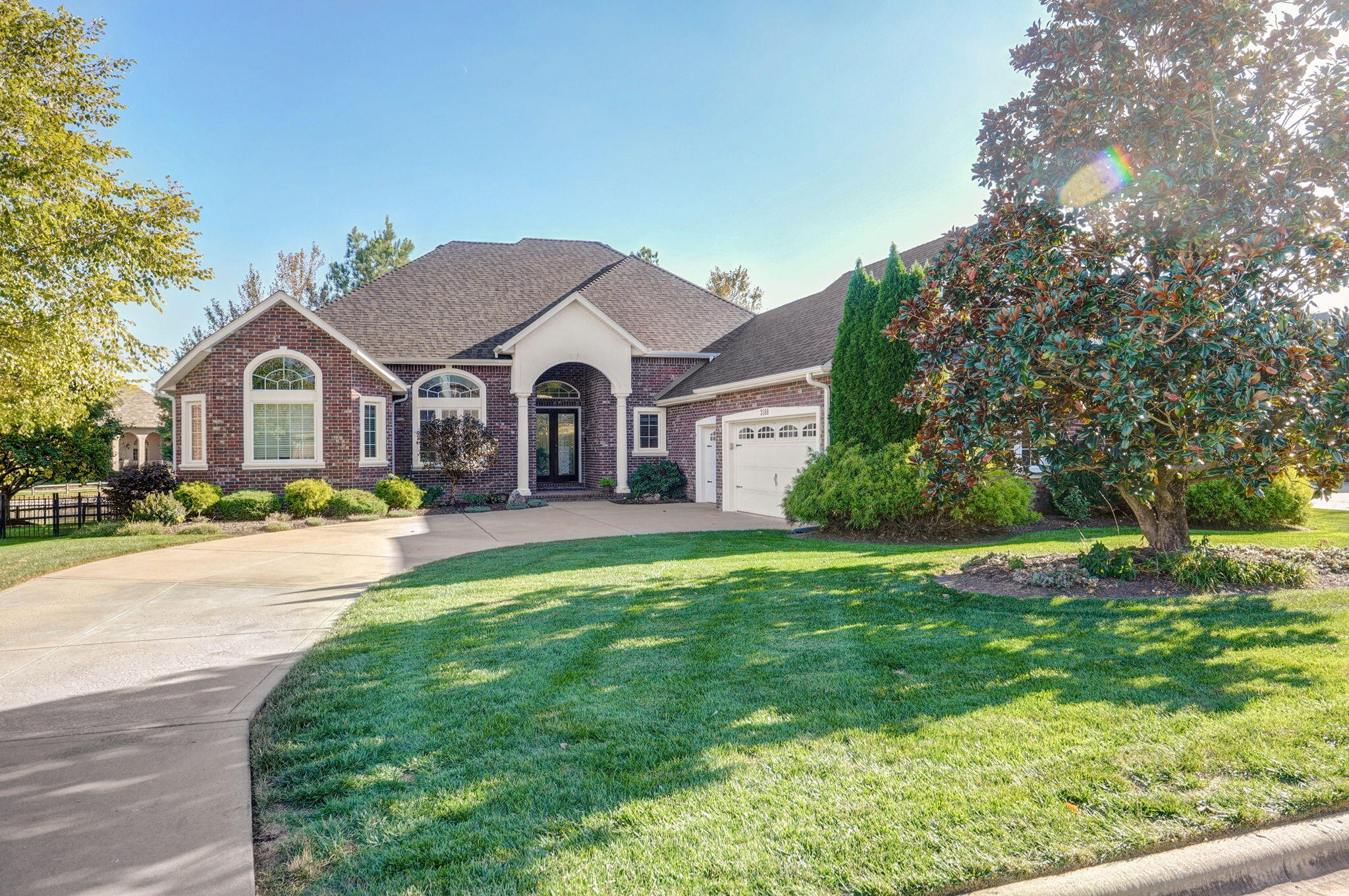 This luxurious home in Rivercut, boasting a Florida-inspired design and numerous custom touches, embodies the pinnacle of upscale lakefront living. Offering three bedrooms plus an office, this residence features an inviting open floor plan with 14-foot ceilings, columned arches, hardwood flooring throughout, and Hunter Douglas shades. The gourmet kitchen is equipped with a gas stove, top-tier appliances, a stainless steel hood, oven with a warming tray, trash compactor, and granite countertops complete with a reverse osmosis system. Delight in breathtaking views of the expansive four-acre lake and its fountain from the kitchen/hearth room, formal dining room, living room, and master bedroom, all while enjoying the serene veranda. Additional amenities include a permanent staircase leading to ample storage space and a convenient doggy run accessible from the garage on the south side of the property. Plus, it's all conveniently situated on a single level!