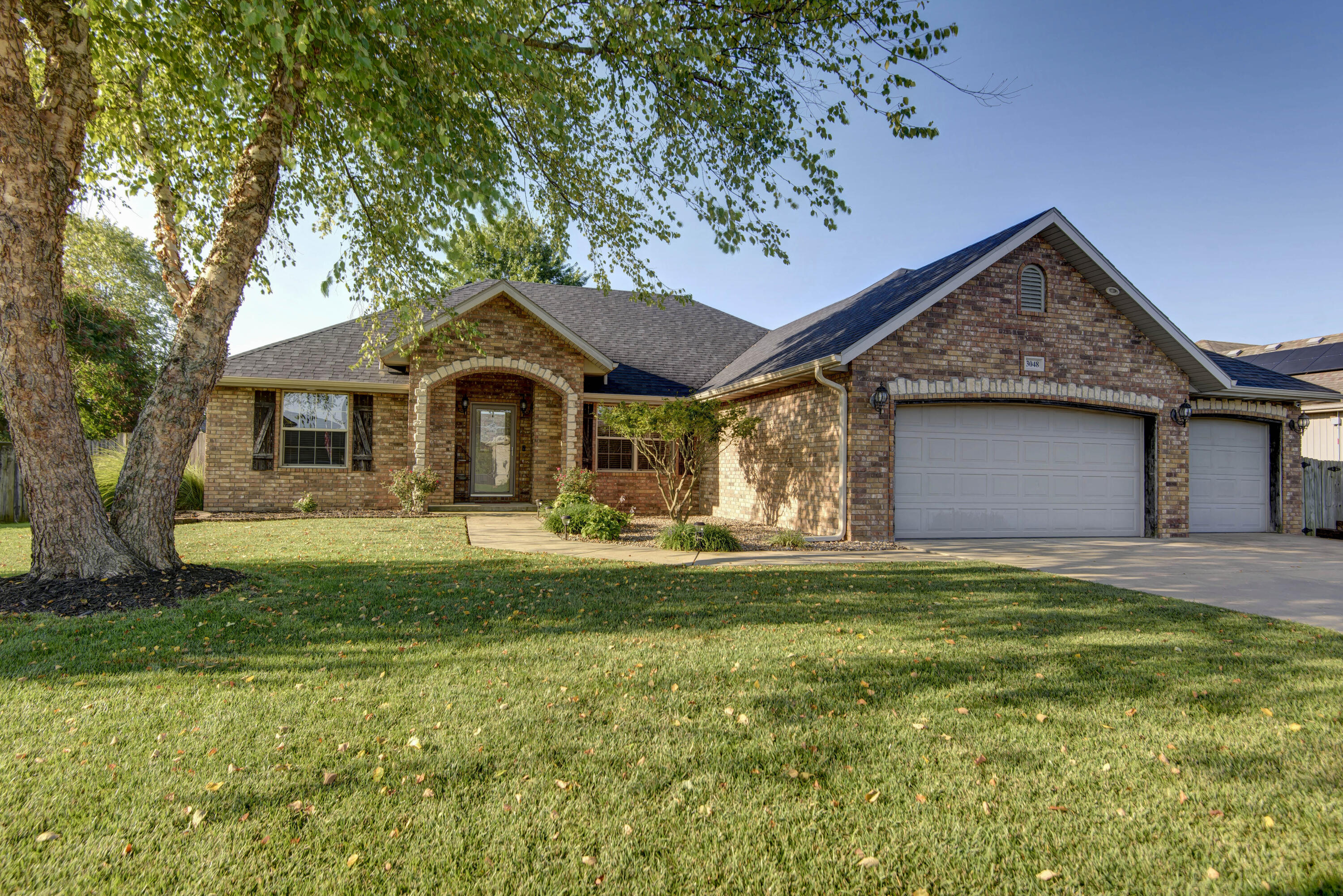 Well maintained home with great location! Three-bedroom (4th room could be non-confirming bedroom/office), Spacious living room and bedrooms! Split bedroom floor plan!  Roof is less than one year old, upgraded appliances, quiet fenced yard and on cul-de-sac!