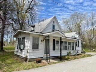 4 bedrooms, 2 bath in Riverton schools. Investment property for sale only! Fixer upper. Selling cash or proof of funds or approved conventional loan before entry. No seller financing. One bedroom may not have closet. Needs lots of TLC.