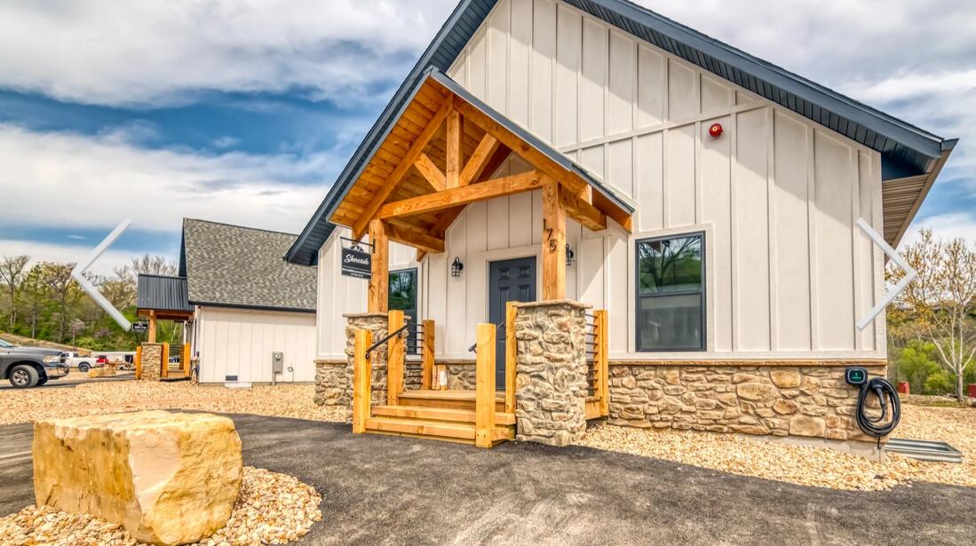 Trophy Run is a lakefront community on Lake Taneycomo, world renowned for the monster rainbow and brown trout that swim just minutes outside your door.The award winning Johnny Morris golf courses are just a few minutes down the road.Table Rock Lake, and the Branson strip are also just minutes away.This cabin is directly across the street from Lake Taneycomo, and the walking trails