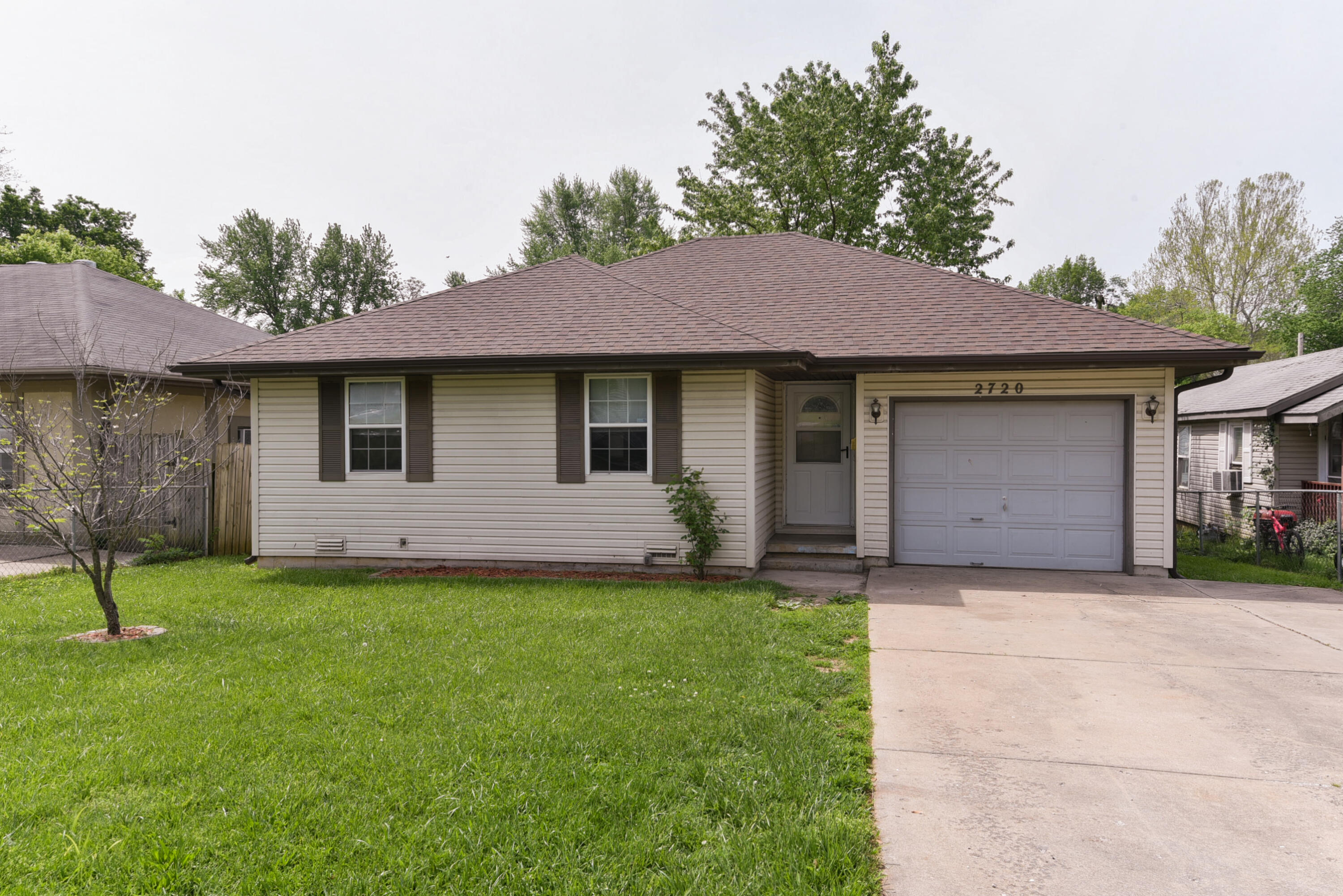 Quaint 3 bedroom/2 bathroom, centrally located home. Vaulted living room ceiling, appliances and roof are 2 years old, HVAC and water heater are 4 years old. Fenced back yard. Schedule your private showing today.
