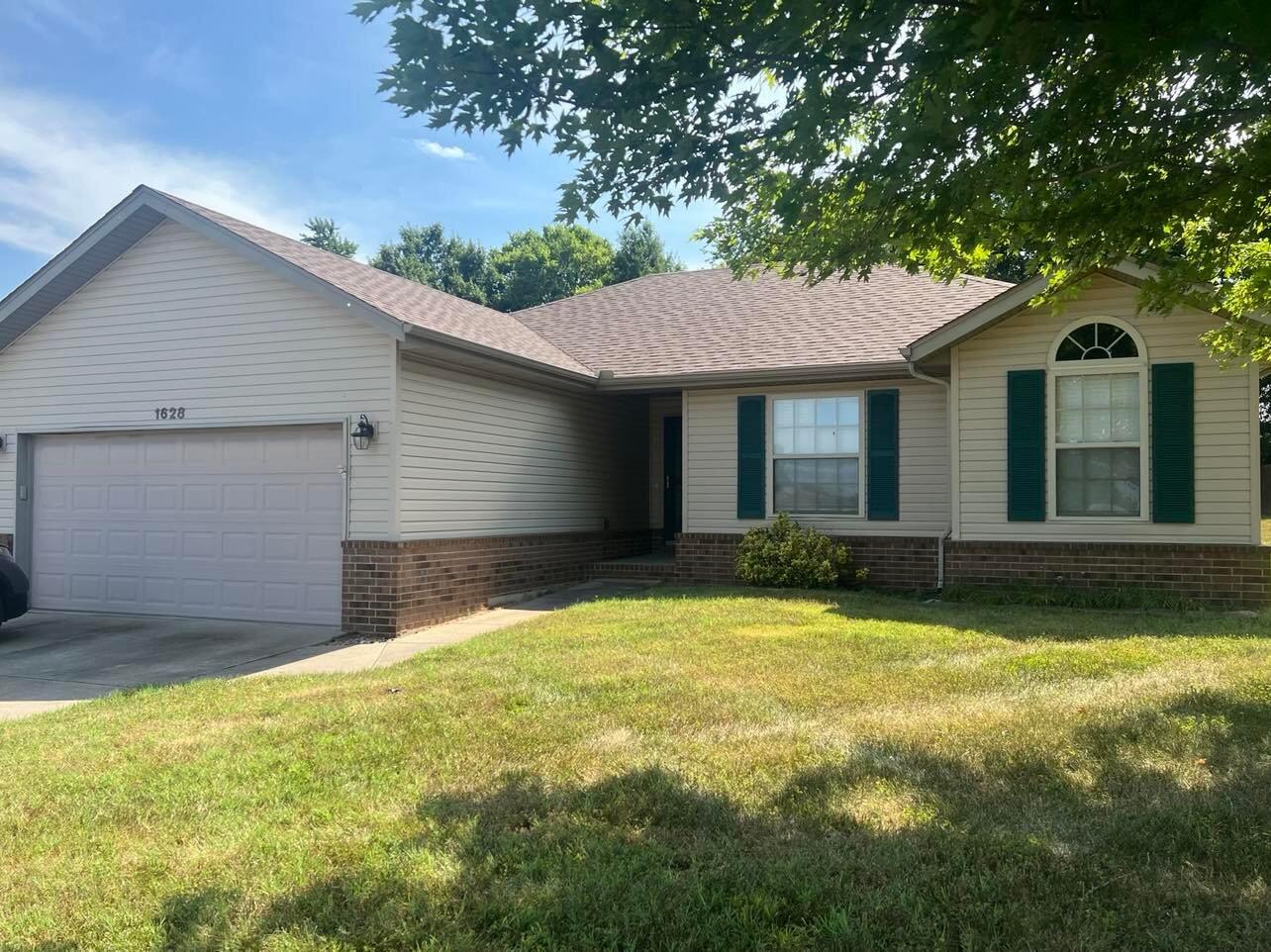 Ready to move? This 1400+ square foot home offers 3 bedrooms, 2 full bathrooms and a location within minutes from shopping, dining and entertainment.