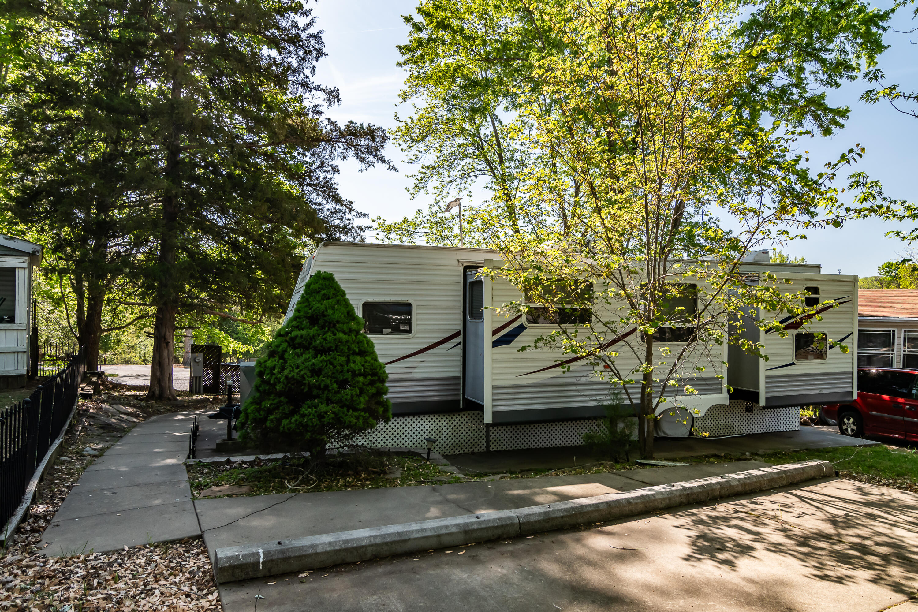Affordable vacation living with great location. Minutes away from Taneycomo and Table Rock Lake. Very close to all restaurants, shows and attractions Branson has to offer.  Enjoy nice and quiet neighborhood at Fall Creek RV Estates.