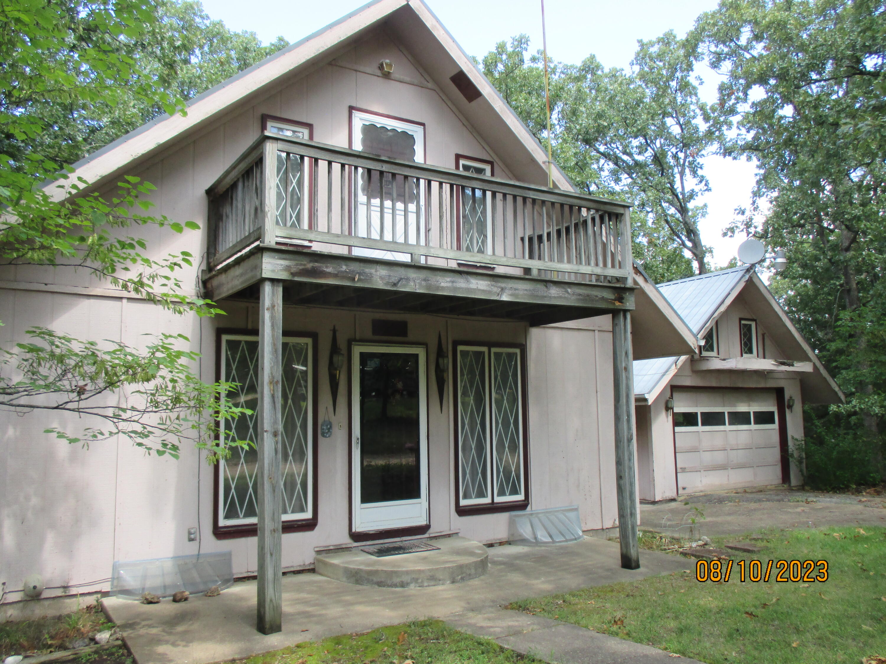 What a wonderful place for full time or a weekend getaway.  This 3 bedroom 1 1/2 bath home borders the corp land and you can walk down to the lake.  It has 2 and 1/2 lots and a detached 1 car garage.  There is a wonderful back deck to relax on at the end of the day.  It has a gas log fireplace in the living room and a walk out basement large enough for a family room or extra bedroom and bath.  Put this one on your list today.