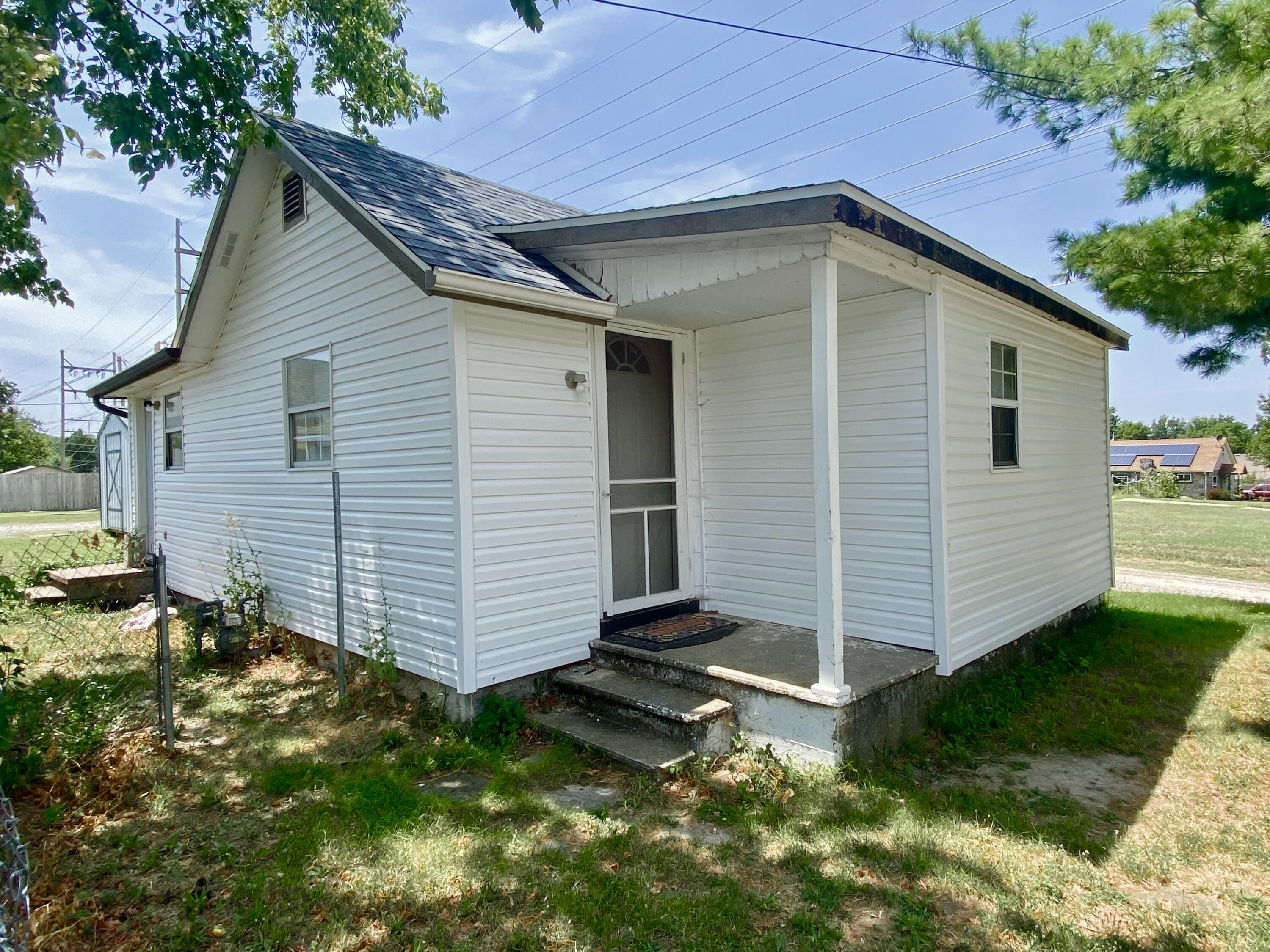 This 2 bed 1 bath home is in an excellent location. Close to the medical district. Perfect first time home or investor opportunity. Call today for a private showing.