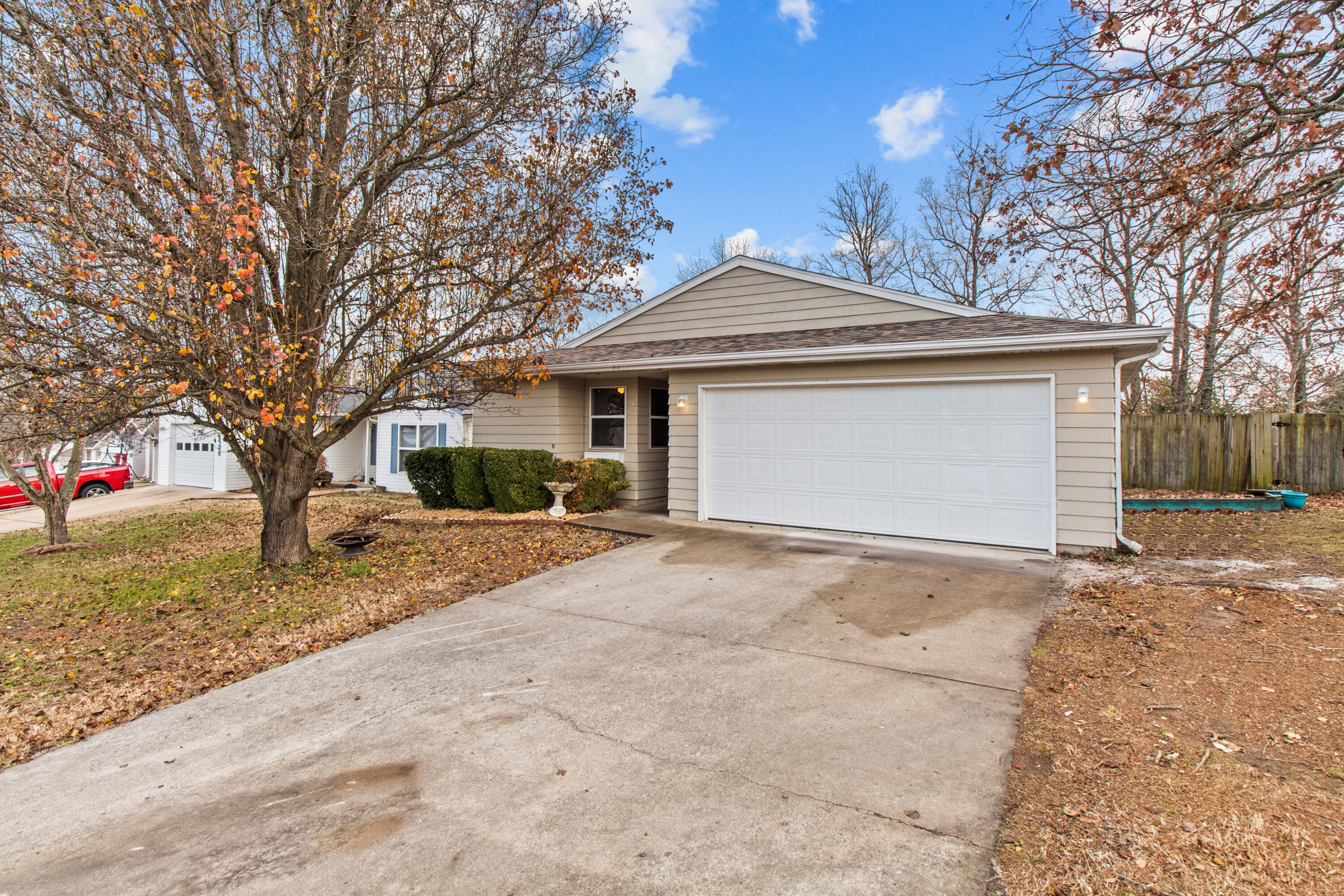 Single-level home with large privacy fenced back yard! You'll be charmed by this 4 bed, 2 bath homes layout, with large two car garage! Located in the heart of the Highlands of Branson! This home has brand new carpet in all bedrooms, and a brand new roof! COA includes in-ground pool, and lawn maintenance service. Great location just minutes to local amenities! Schedule your showing today!