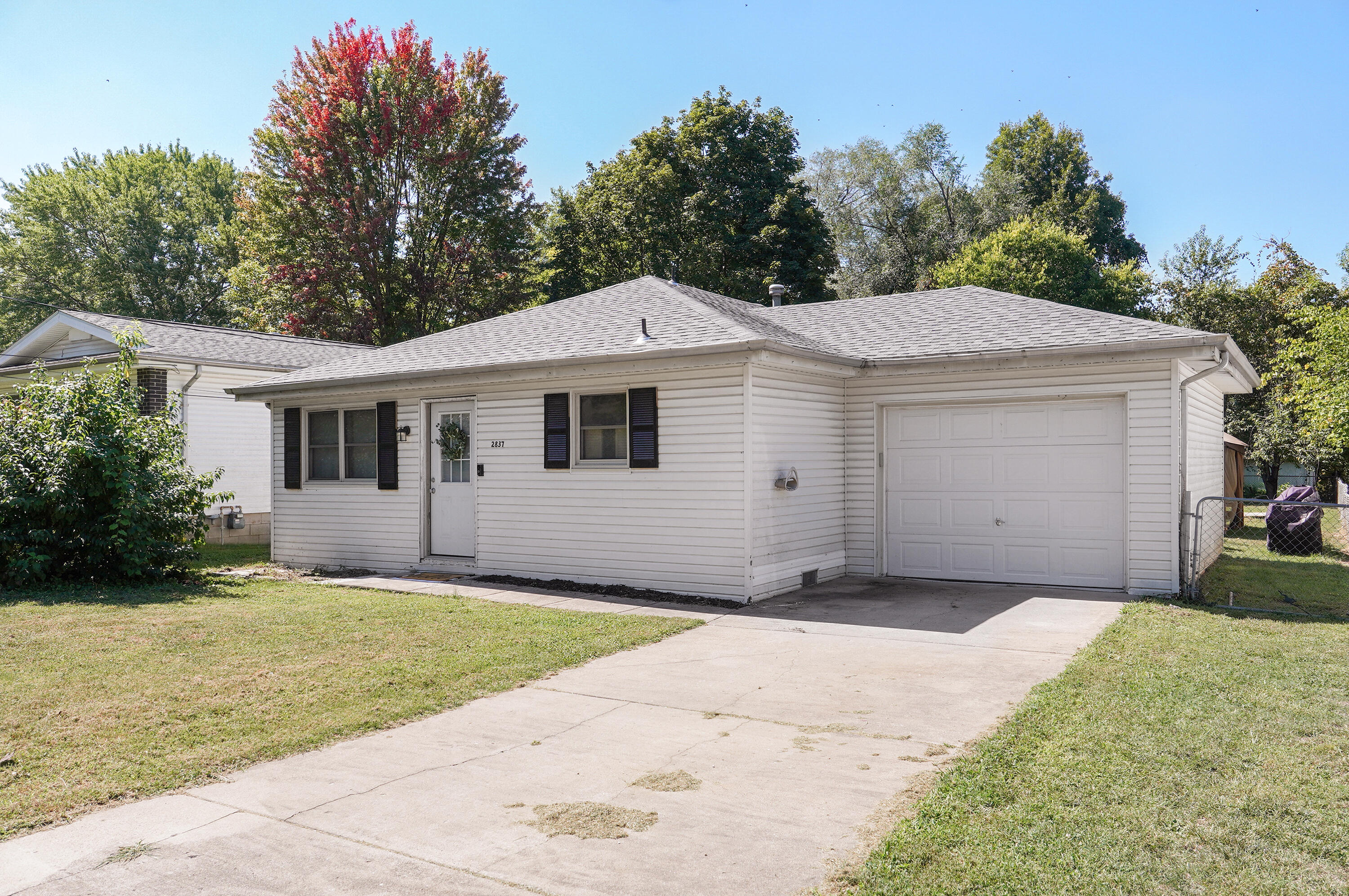 Very nice well cared for cottage-style home with a  fenced backyard. This move-in-ready home has updated kitchen appliances that stay will home and the roof was replaced 2 years ago. This would make a great starter home or investment property.