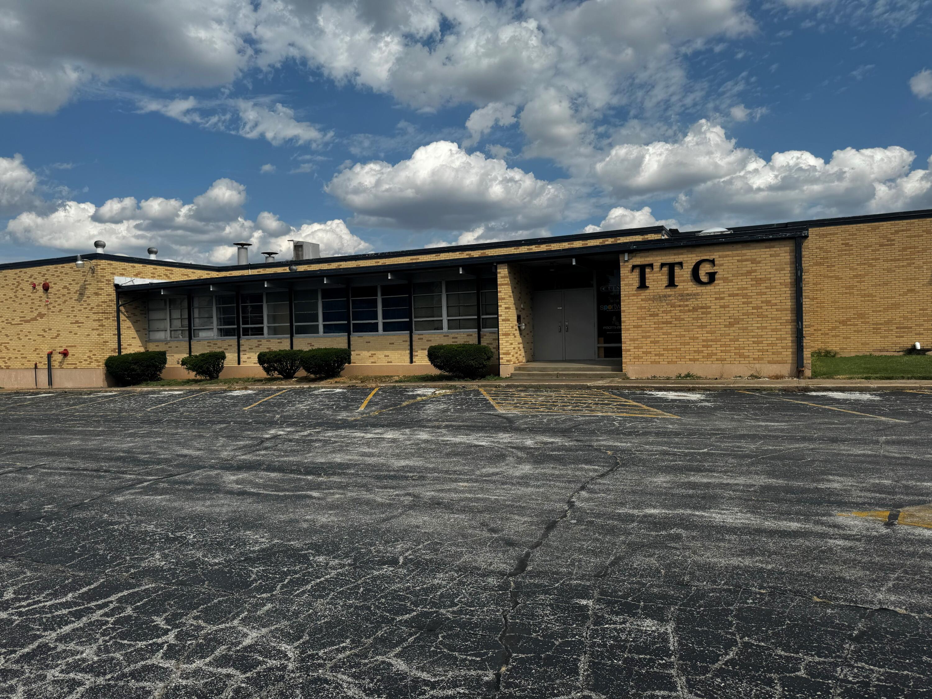 This is a Very large warehouse, it is in 3 separate buildings, approximately 50k sf per. It has a lot of open space in each building. The two main buildings are interconnected by an inner hallway. The other building is across the parking lot. The building is %100 leased currently. It has plenty of 10' loading doors, both at ground level and at grade level.