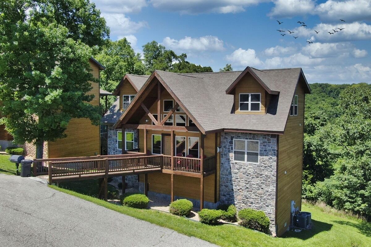 6 bedroom 6 bathroom lodge close to Silver Dollar City.This lodge has a strong track record for generating income.Sold turn key with all furnishings and everything needed to start making $$.