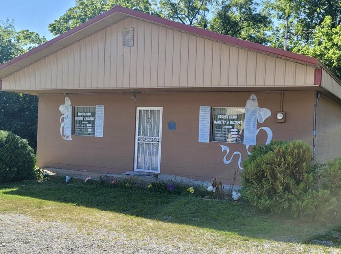 Commercial building in a high traffic area within city limits of Houston Missouri, the county seat of Texas County.  Close to downtown and very near Business Highway 63, concrete block construction with concrete floors, 2 half baths, storage rooms, 2 large rooms perfect for retail or office space, kitchen area.  Has most recently served as a church.
