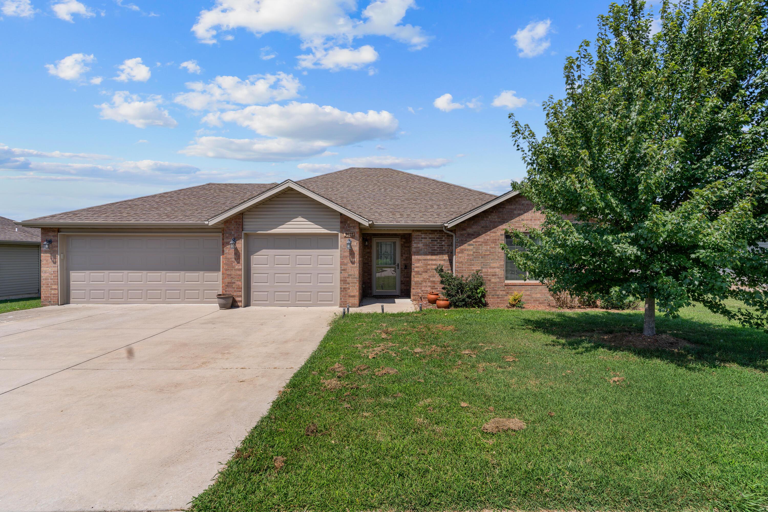 Great Open concept and split bedroom floor plan! Brick front and vinyl siding! 3 Car Garage! Granite counters, new faucets, Walk in closets, This house has no steps!!!  Smart home with lighting and Ring doorbell.  Front storm door has hideaway screen.  Lots of features, come and see!!!!