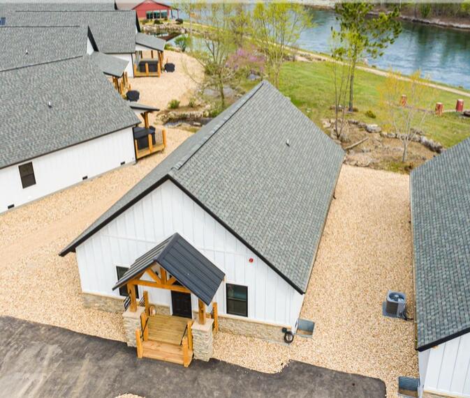 Trophy Run is a lakefront community on Lake Taneycomo, world renowned for the monster rainbow and brown trout that swim just minutes outside your door.The award winning Johnny Morris golf courses are just a few minutes down the road.Table Rock Lake, and the Branson strip are also just minutes away.This cabin is directly across the street from Lake Taneycomo, and the walking trails
